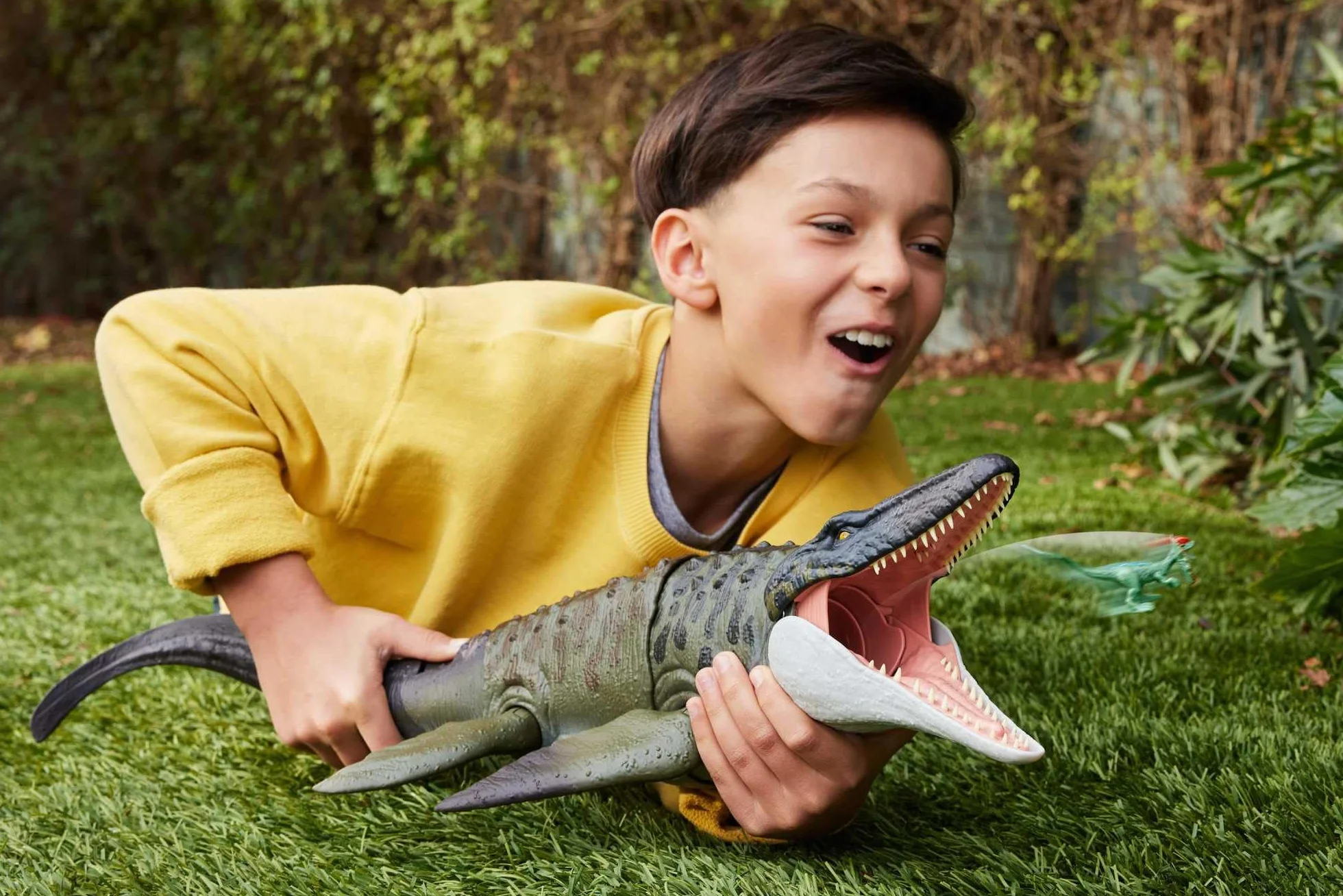 Mattel Jurassic World: El Renacer Mosasaurio Mordedor y minifigura de Dilofosaurio, figura articulada de dinosaurio JJP80