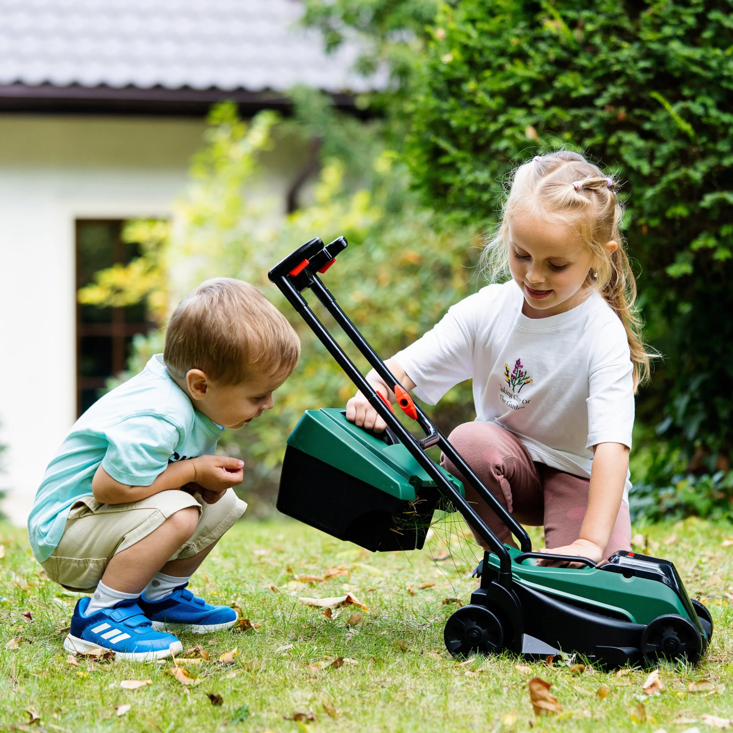 Theo Klein 2796 Bosch jardín - Cortacésped Rotak, con luz y Sonido, Anti-UV, Juguete para niños a Partir de 3 años
