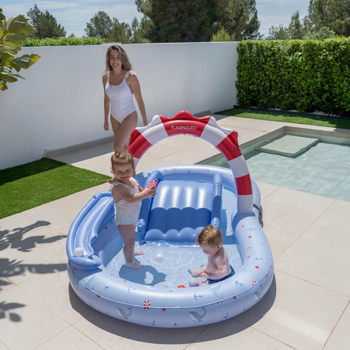 Flamingueo Piscina Infantil Doble - con Aspersor - para Playa y Jardín - PVC Resistente - 6 Pelotas Incluidas - 245 x 140 x 100 cm - Azul