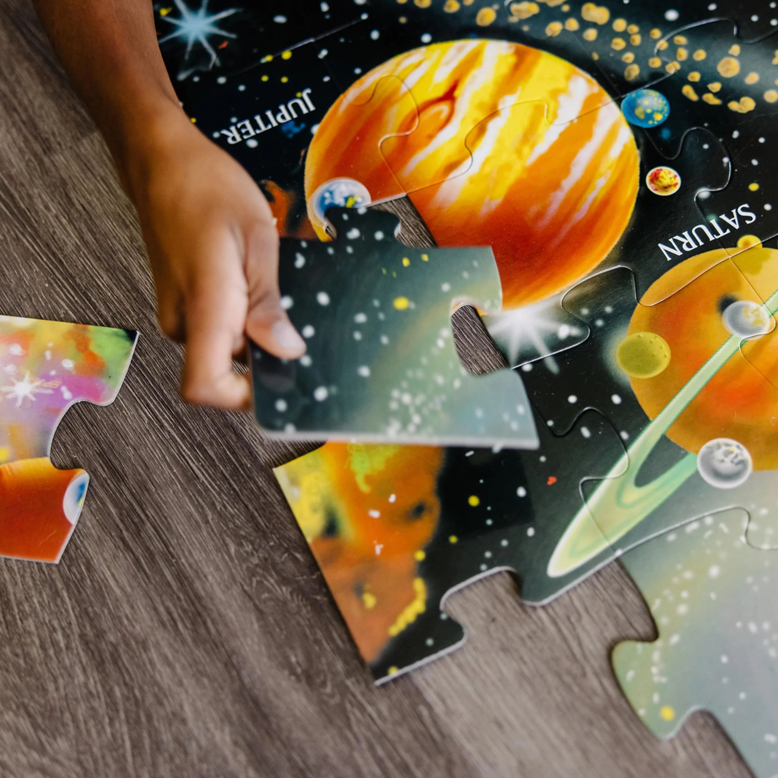 Melissa & Doug - Puzzle de Suelo del Sistema Solar, Superficie fácil de Limpiar, 48 Piezas, 91 cm x 60 cm, niñas y niños, Ideal para Edades de 3-6 años - Certificados FSC