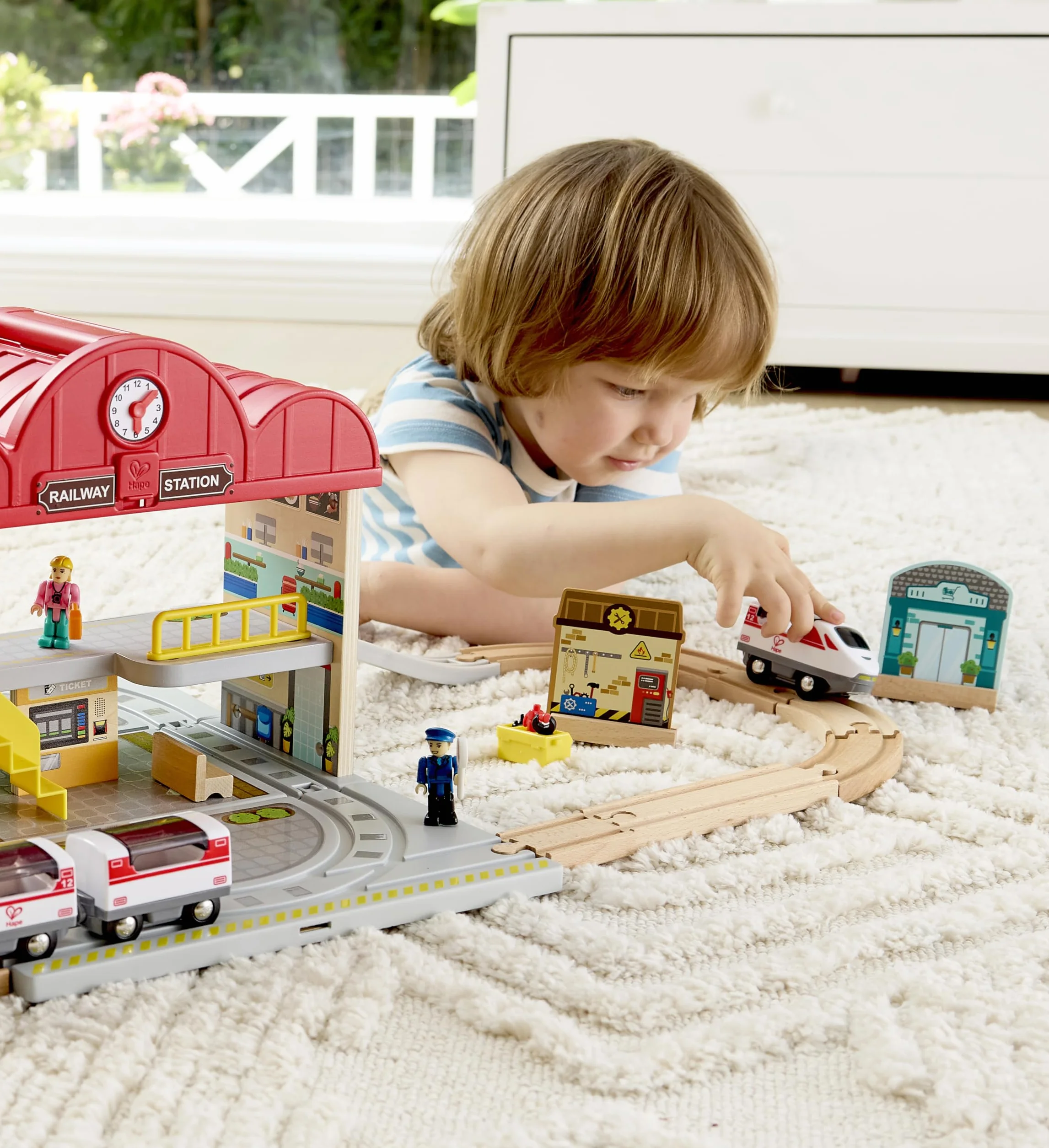 Estación de Tren de Madera portátil de Hape | Juego de Tren para niños | Vías, estación y Personajes | Fácil de Transportar
