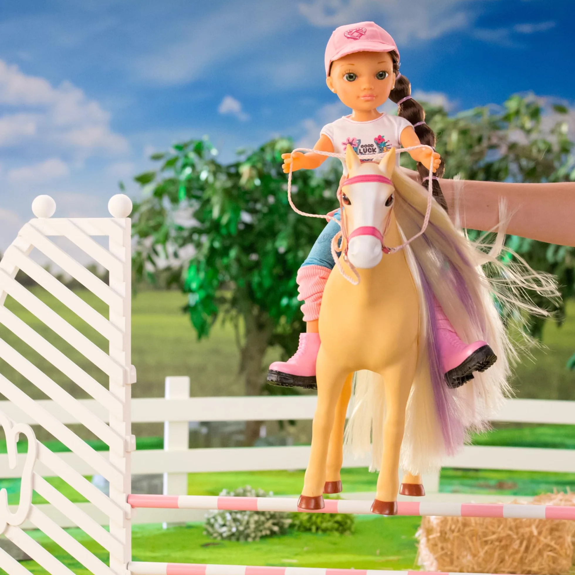 Nancy - Un día con su Caballo, muñeca Fashion articulada y Caballo, Accesorios de Cuidado, Cepillo-Esponja Que Cambia el Color del Pelo de la Crin, niños y niñas a Partir de 3 años, Famosa (NAC49000)