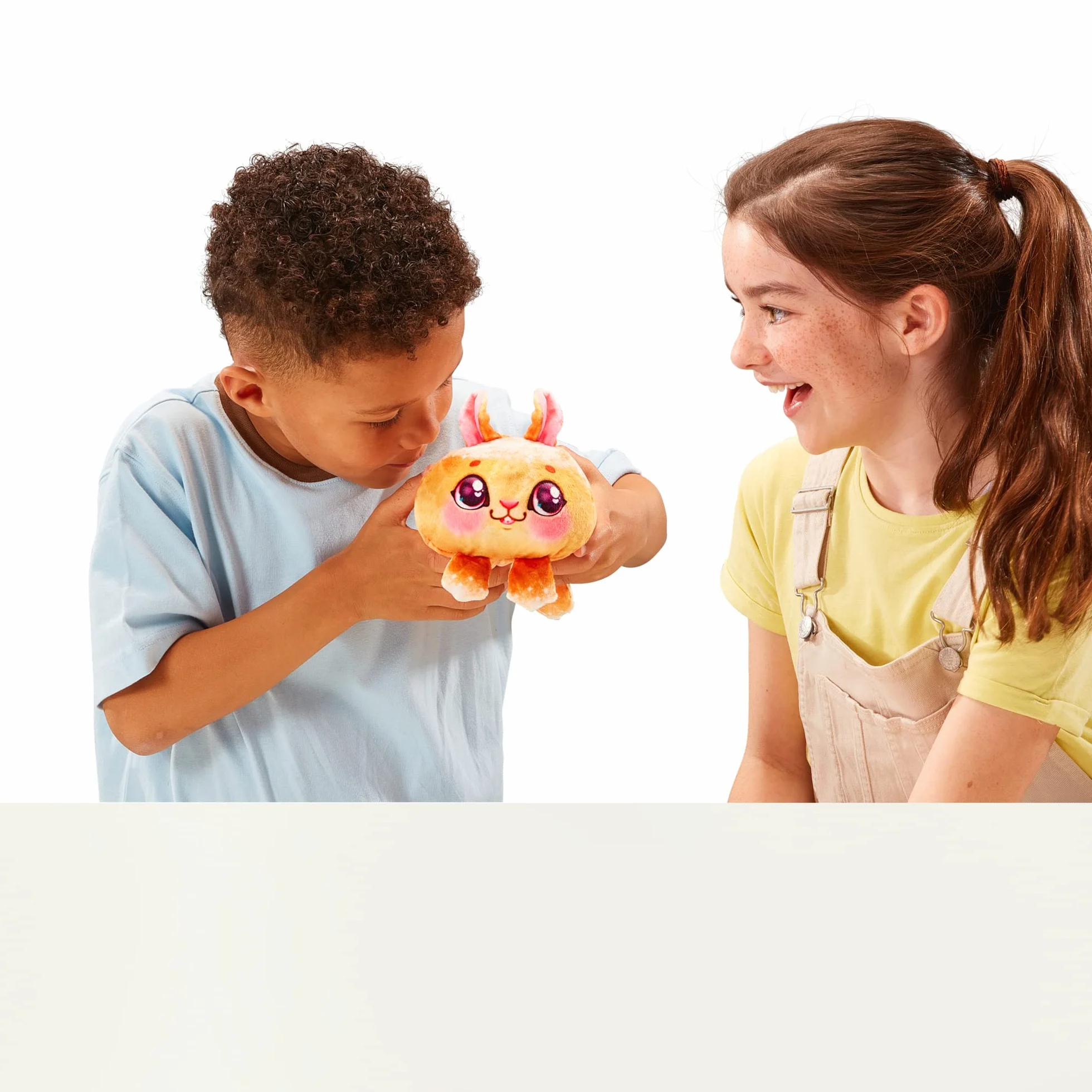 Horno de Cookeez Makery. Horno y Baked Treatz. ¡Mezcla y CREA a tu Mejor Amigo! Mete la Masa en el Horno y se transformará en un Peluche Interactivo, calentito y perfumado. ¿Qué Peluche crearás?