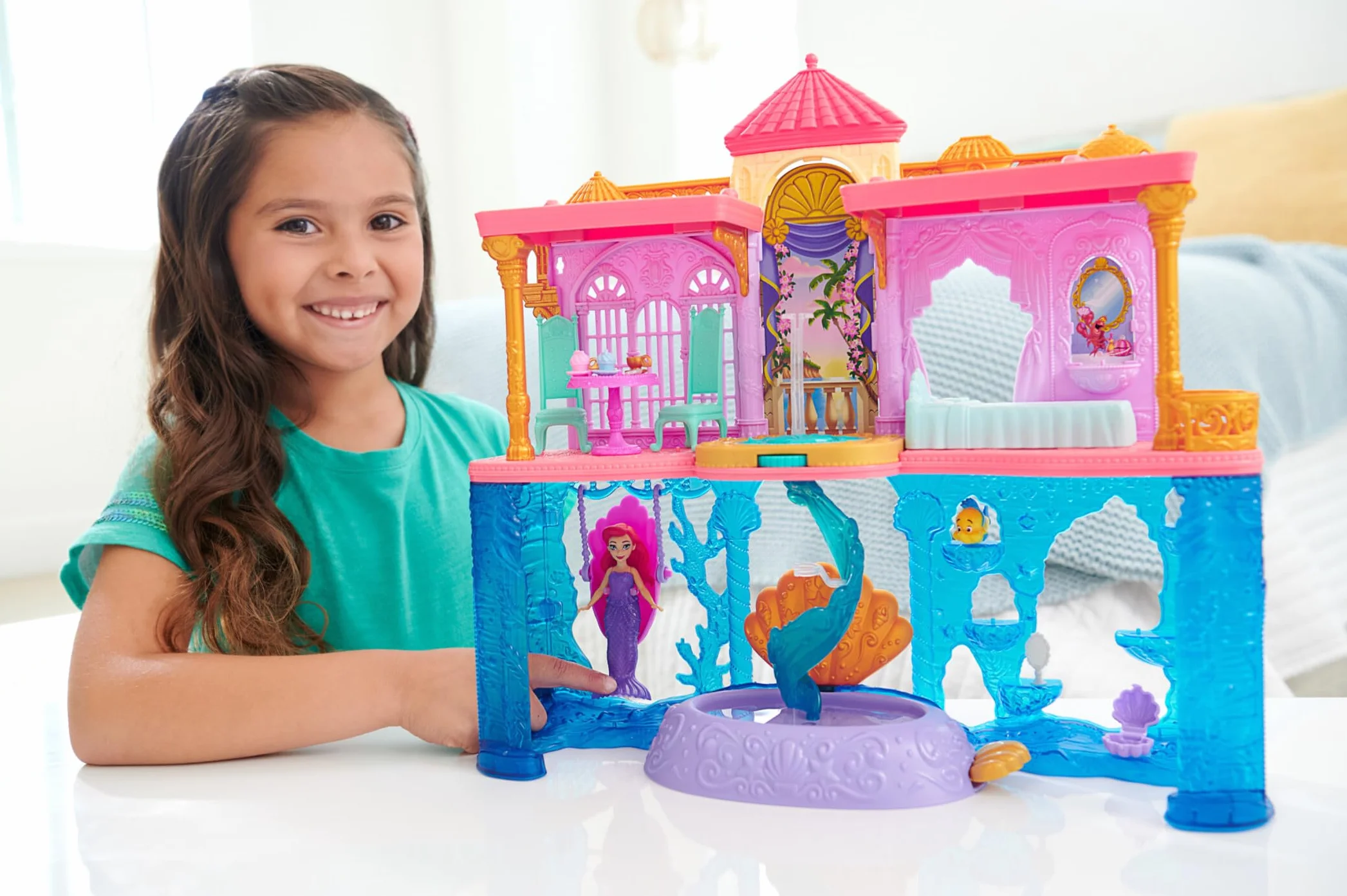 Mattel Disney Princess Minis Castillo de Ariel Casa de muñecas La Sirenita 2 pisos con figura, muebles y accesorios, juguete +3 años (HLW95)