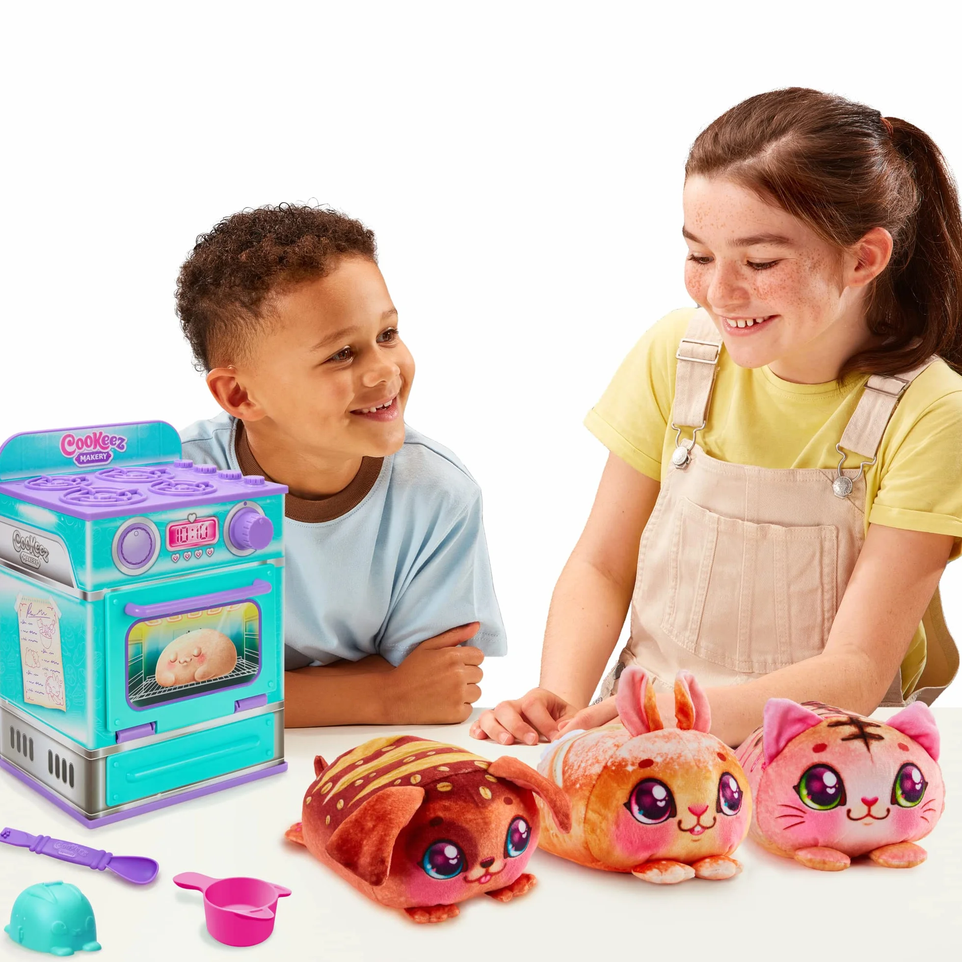 Horno de Cookeez Makery. Horno y Baked Treatz. ¡Mezcla y CREA a tu Mejor Amigo! Mete la Masa en el Horno y se transformará en un Peluche Interactivo, calentito y perfumado. ¿Qué Peluche crearás?