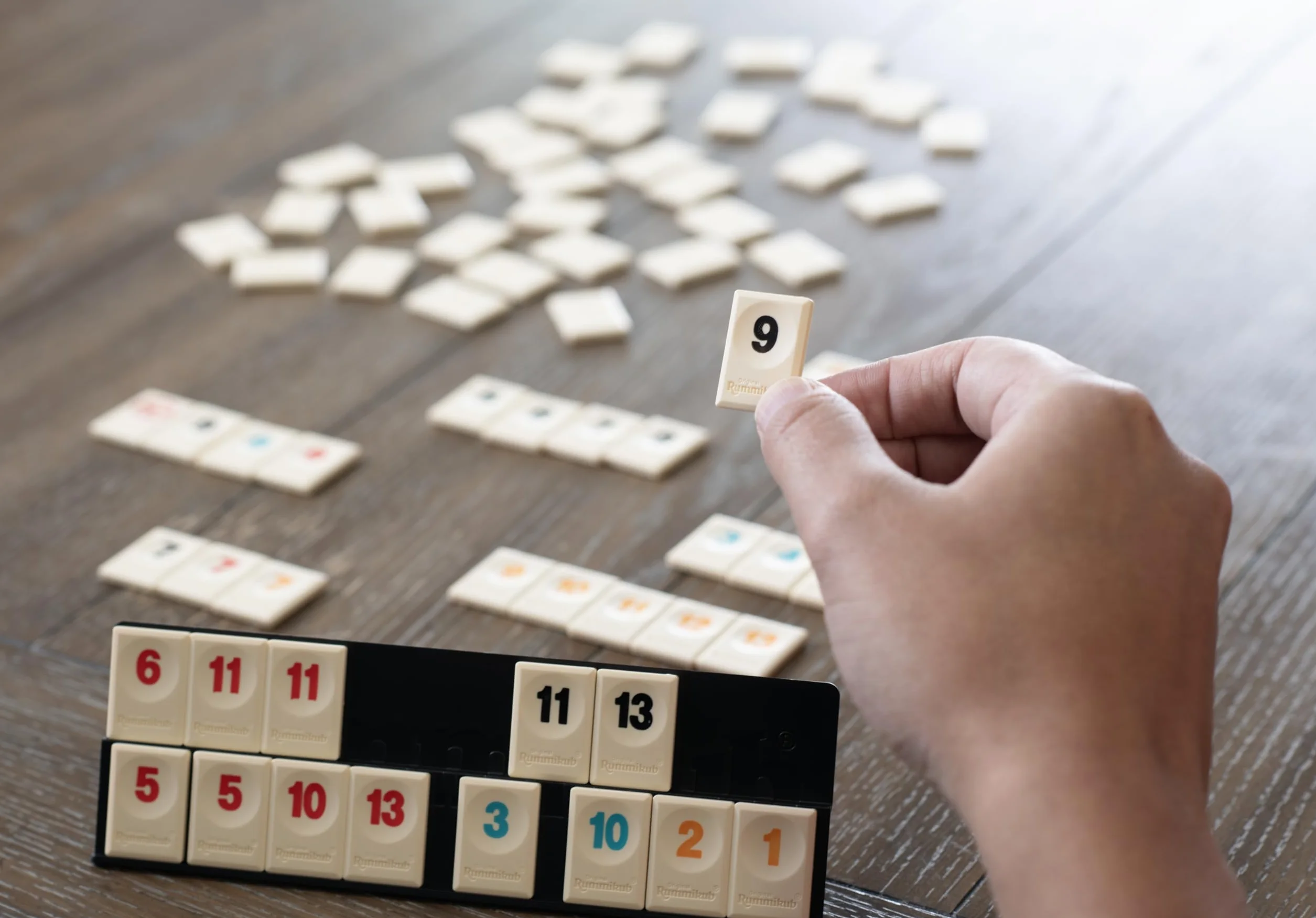RUMMIKUB - Compact Travel Edition - Juego de Mesa de Viaje para Niños y Adultos - A Partir de 6 Años - Incluye Bolsa de Transporte - Versión Portátil - de 2 a 4 Jugadores