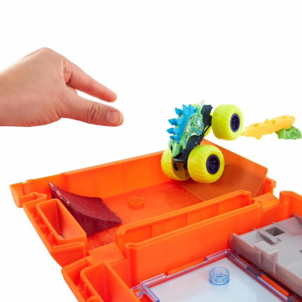 Hot Wheels Monster Trucks Reposta y arranca Pista para coches de juguete con forma de bidón de gasolina, incluye 2 vehículos, + 4 años (HXT04)
