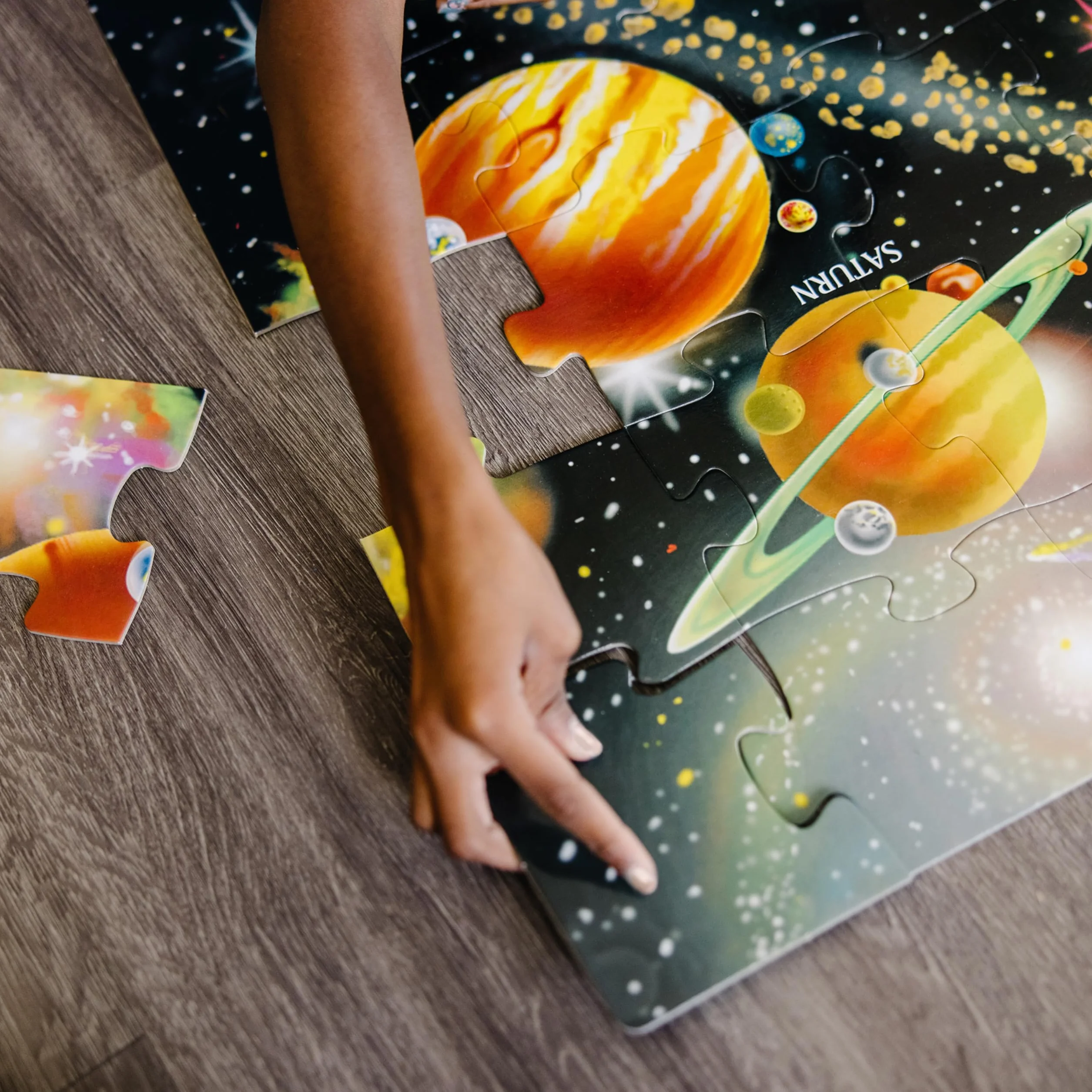 Melissa & Doug - Puzzle de Suelo del Sistema Solar, Superficie fácil de Limpiar, 48 Piezas, 91 cm x 60 cm, niñas y niños, Ideal para Edades de 3-6 años - Certificados FSC