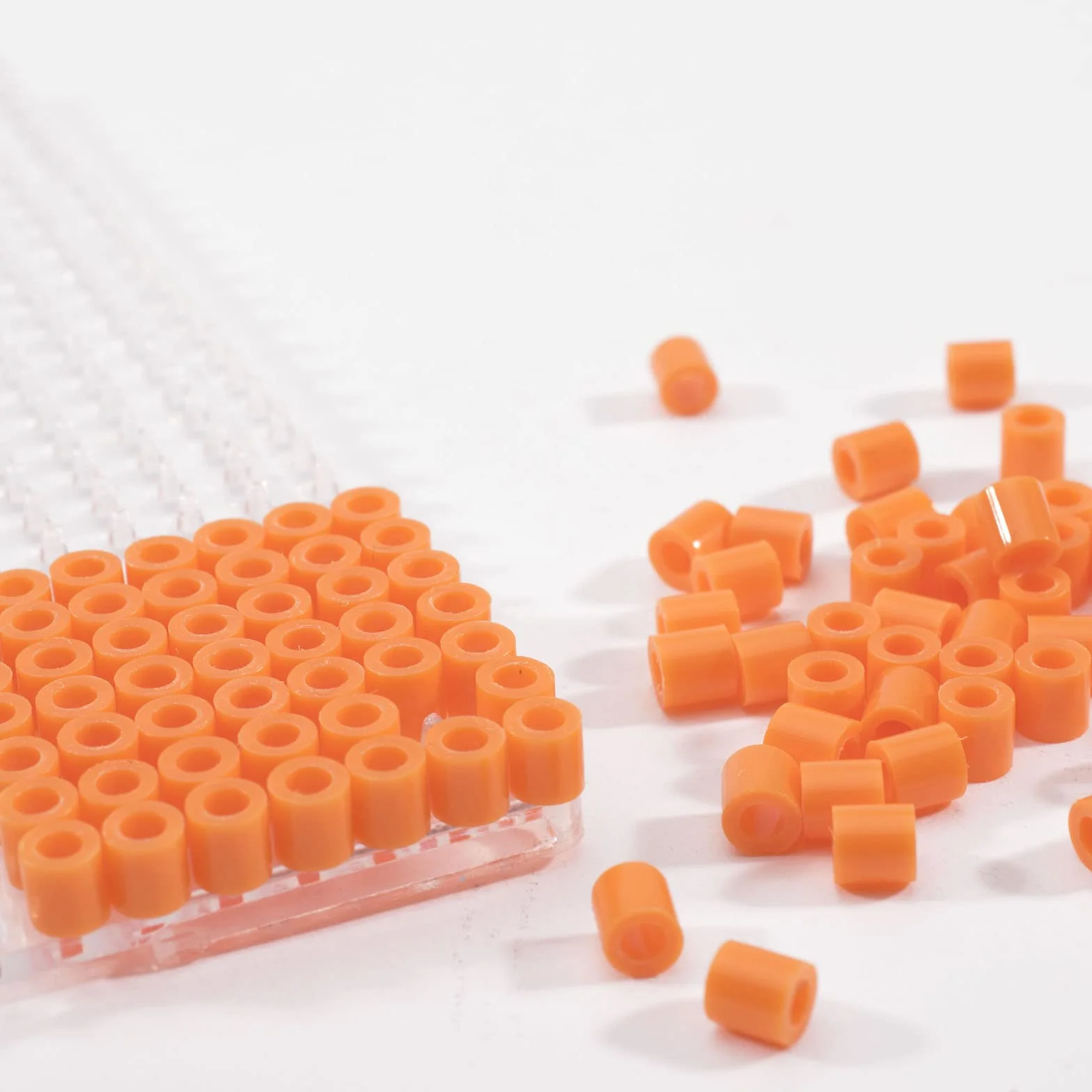 Vaessen Creative Perlas Fusibles, Naranja, Set de 1100 Piezas para Manualidades DIY para Niños, Creación de Joyas, Decoraciones Hechas en Casa y Otras Ideas de Manualidades
