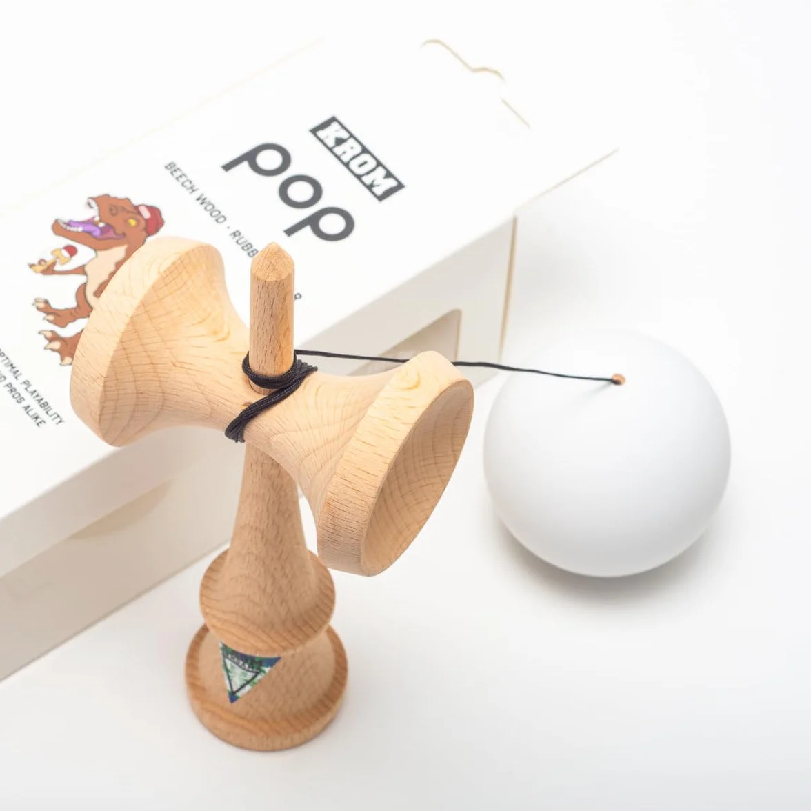 KROM Kendama POP Rubber Blanco – de madera de haya certificada – Madera de alta calidad – Para principiantes y profesionales – Pack : cuerda de repuesto + pegatinas