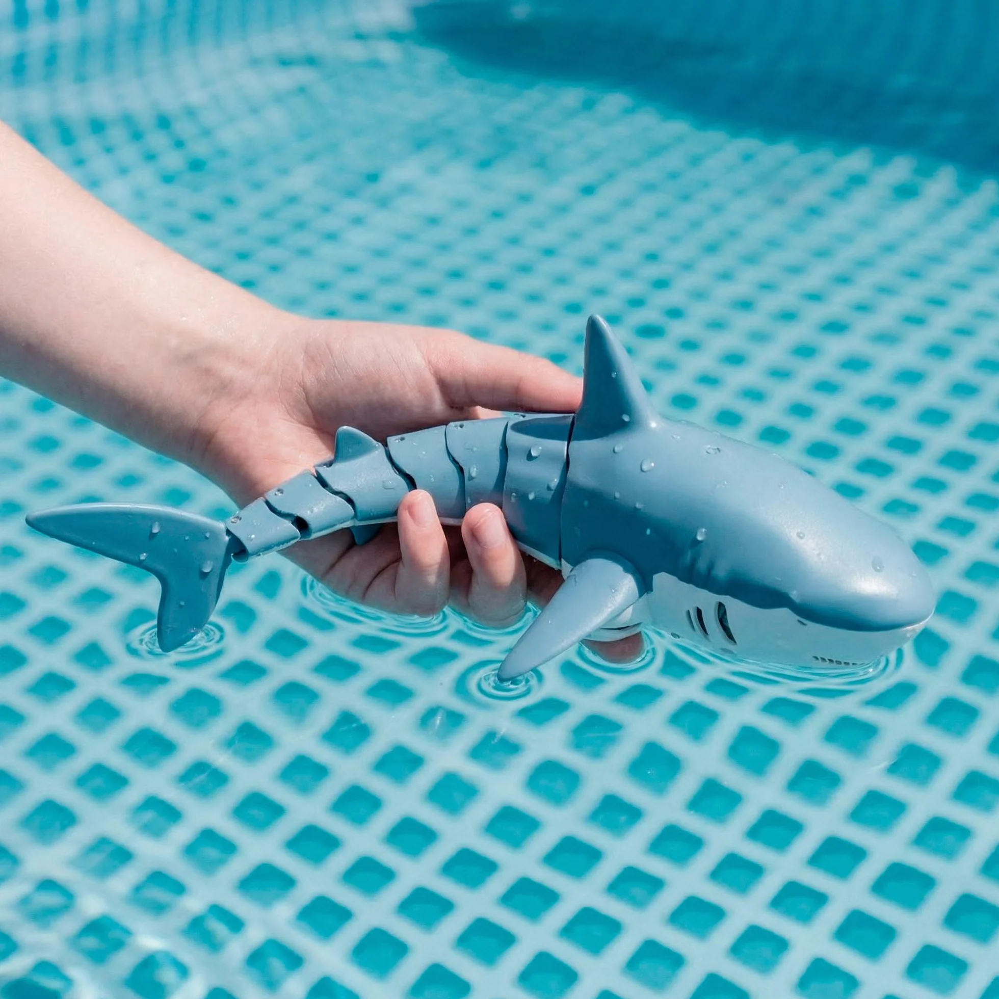 ColorBaby Racing Boat Tiburón de Juguete teledirigido, 38x14x10 cm, Mando Sumergible, 6 direcciones, Frecuencia 2.4 GHz, Alcance 30 Metros, Autonomía 25 Minutos, +3 años (39729)