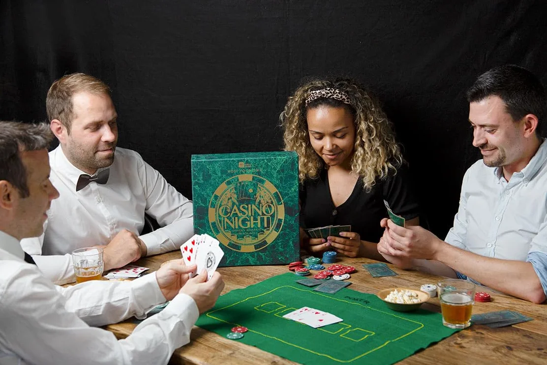Talking Tables Kit de Casino Noche Poker, Blackjack, Ruleta | Tapete, Fichas, Dinero, Bolas, Cartas, Stick Crupier | Regalo para Adultos