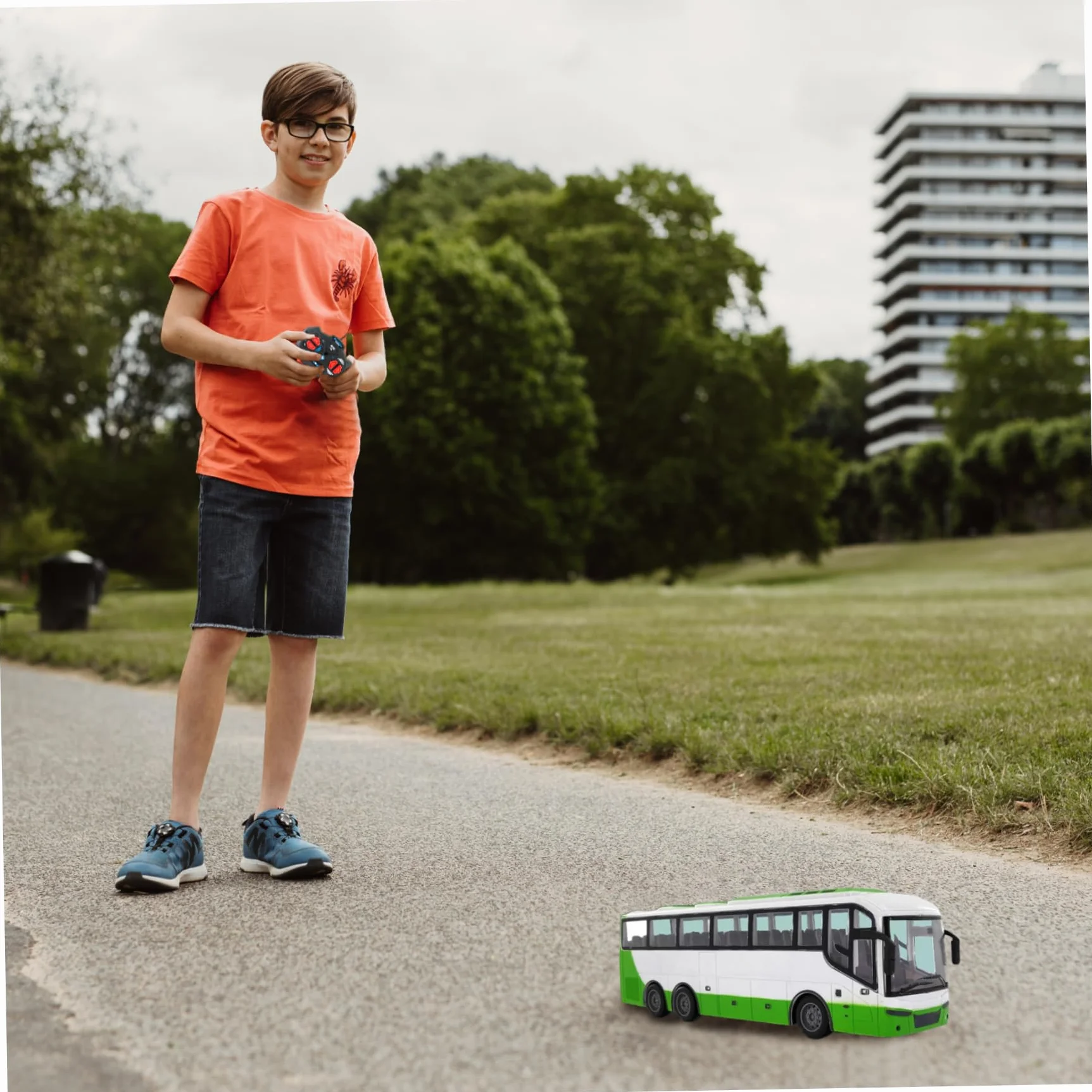 Toy Bus, 12.4x3.2x4.5 pulgadas Juguete de autobús inalámbrico eléctrico, simulador de turismo realista a escala 1:30, control remoto divertido, regalo creativo para niños, sin batería, verde.