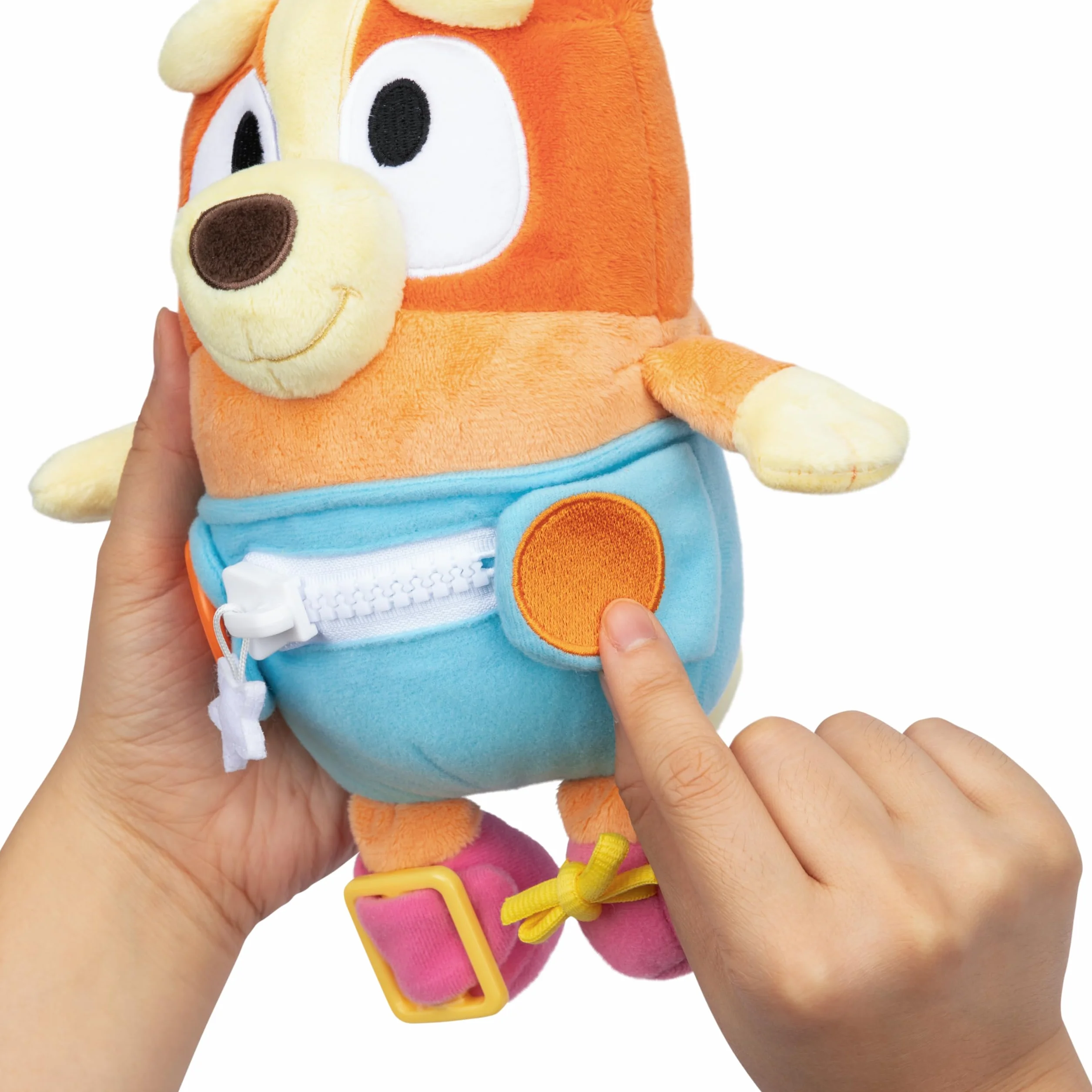 Bluey Bingo Bebé para Vestir y Jugar: Practica Las Habilidades motoras Finas vistiendo a Bingo Bebé, un Peluche Supersuave de 25,4 cm con Botones, Cremallera, Hebilla y Cordones