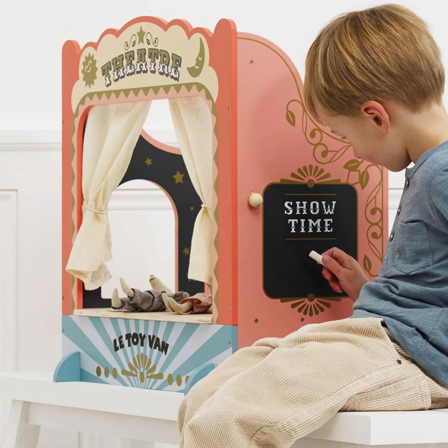 Le Toy Van - TV351 – Teatro Marionetas para niños, a Partir de 3 años, Teatro de Marionetas de Madera de Mesa, Juego de rol, Montessori, Madera FSC ecológica, 52 x 30 x 55 cm