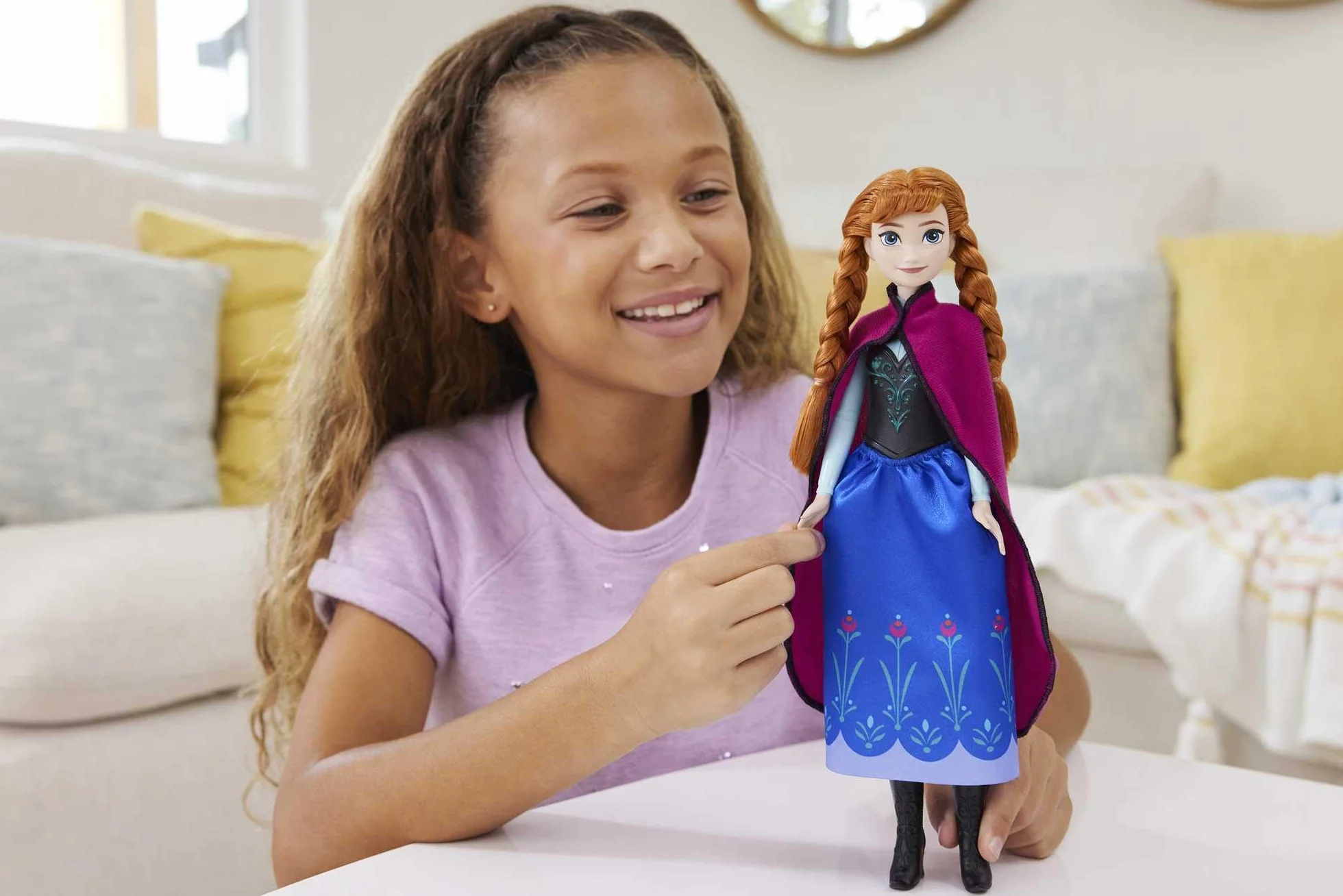 Mattel Disney Frozen 2 Anna viajera Muñeca con look de viaje, juguete +3 años (HLW49)