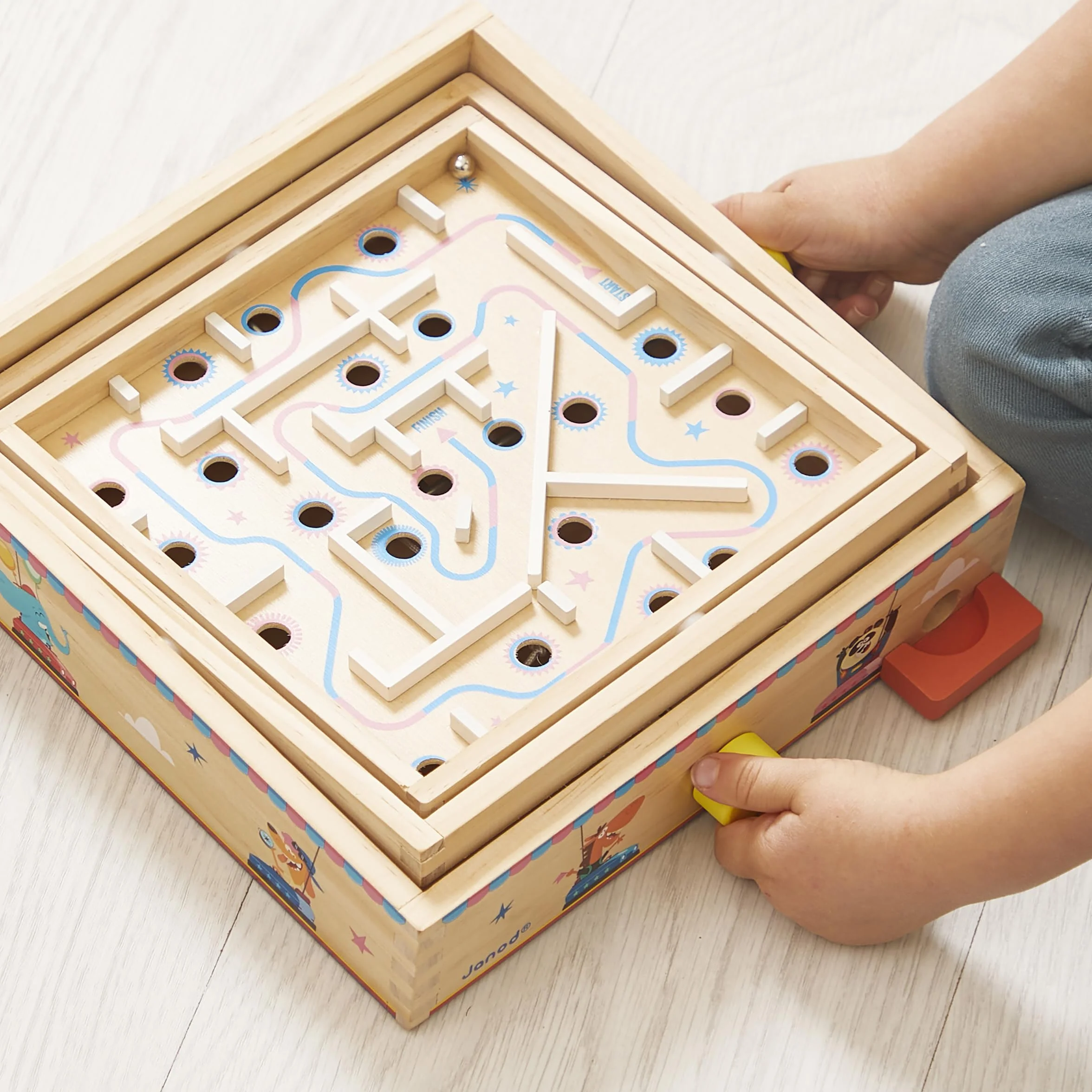 Janod Juego Laberinto de Madera para Niños y Adultos - Juguete Tradicional - Carrera de Canicas - 2 Canicas de Metal Suministradas - Desarrolla la Concentración y la Habilidad - A Partir de 5 años