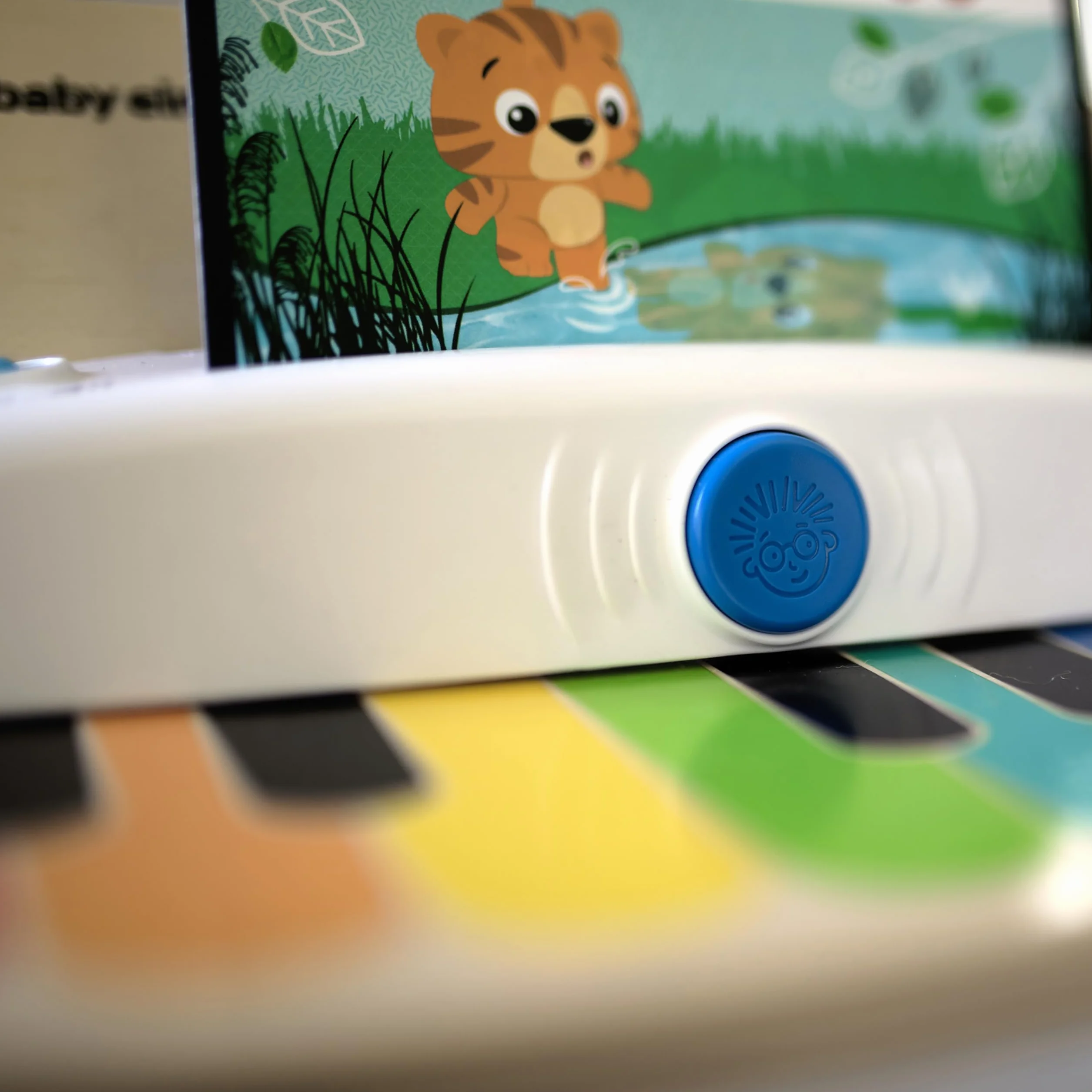 Baby Einstein, Hape, Piano Magic Touch, Juguete Musical de Madera, Incluye 3 partituras y 6 Canciones, Volumen Ajustable, a Partir de 6 Meses, Be Piano, 1 Unidad (Paquete de 1)