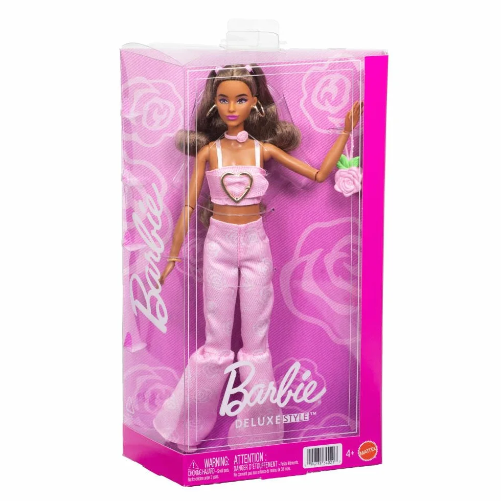 Barbie Deluxe Style Muñeca n.12 con Top Corto de Denim Rosa y Vaqueros Acampanados a Juego con Estampado de Rosas, Pelo castaño Ondulado y Accesorios como un Bolso y Joyas, JJN72