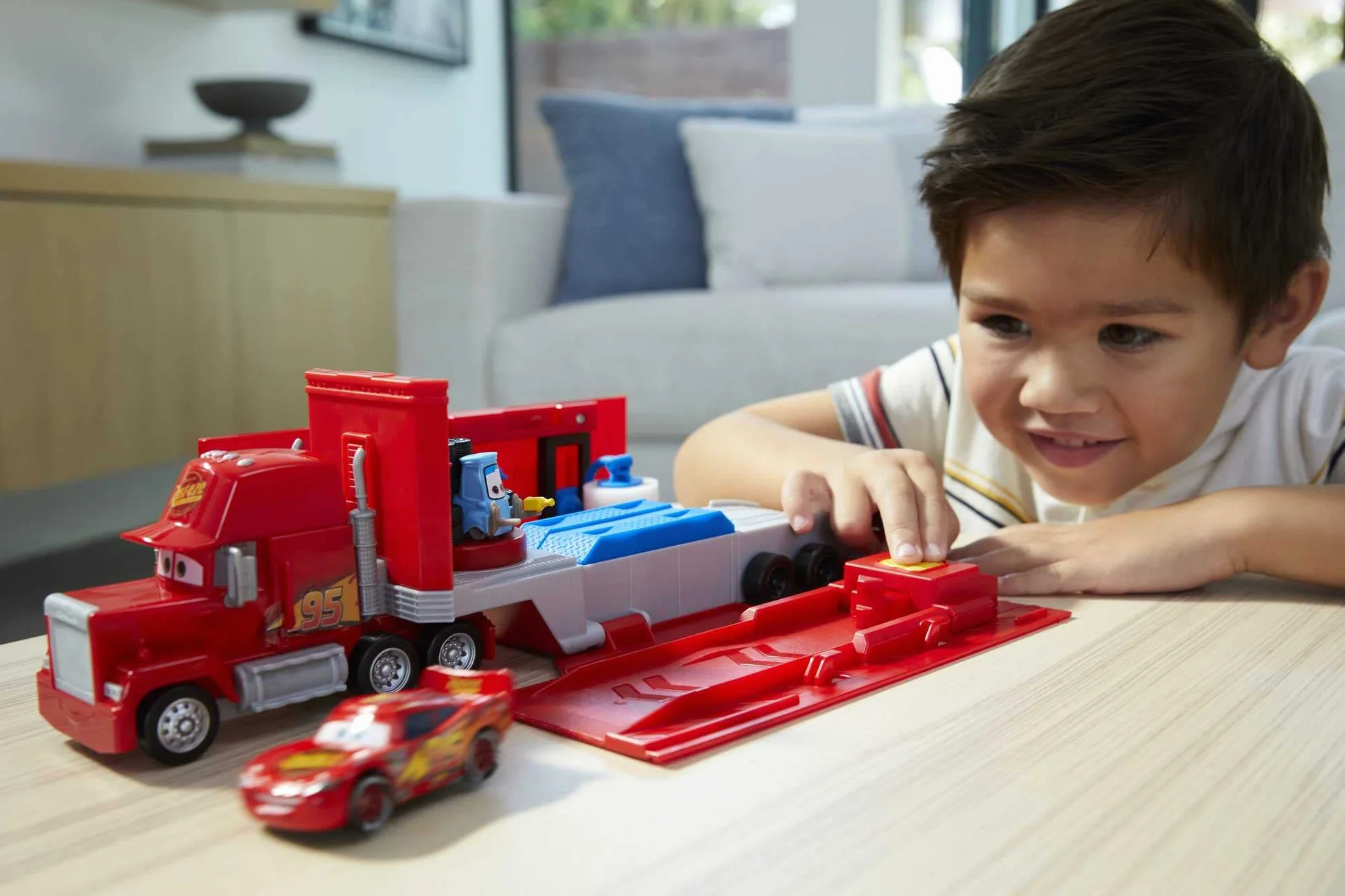 Mattel Cars Camión Mack convertible Pista para coches de juguete con lanzadores, regalo para niños +3 años (HDC75)