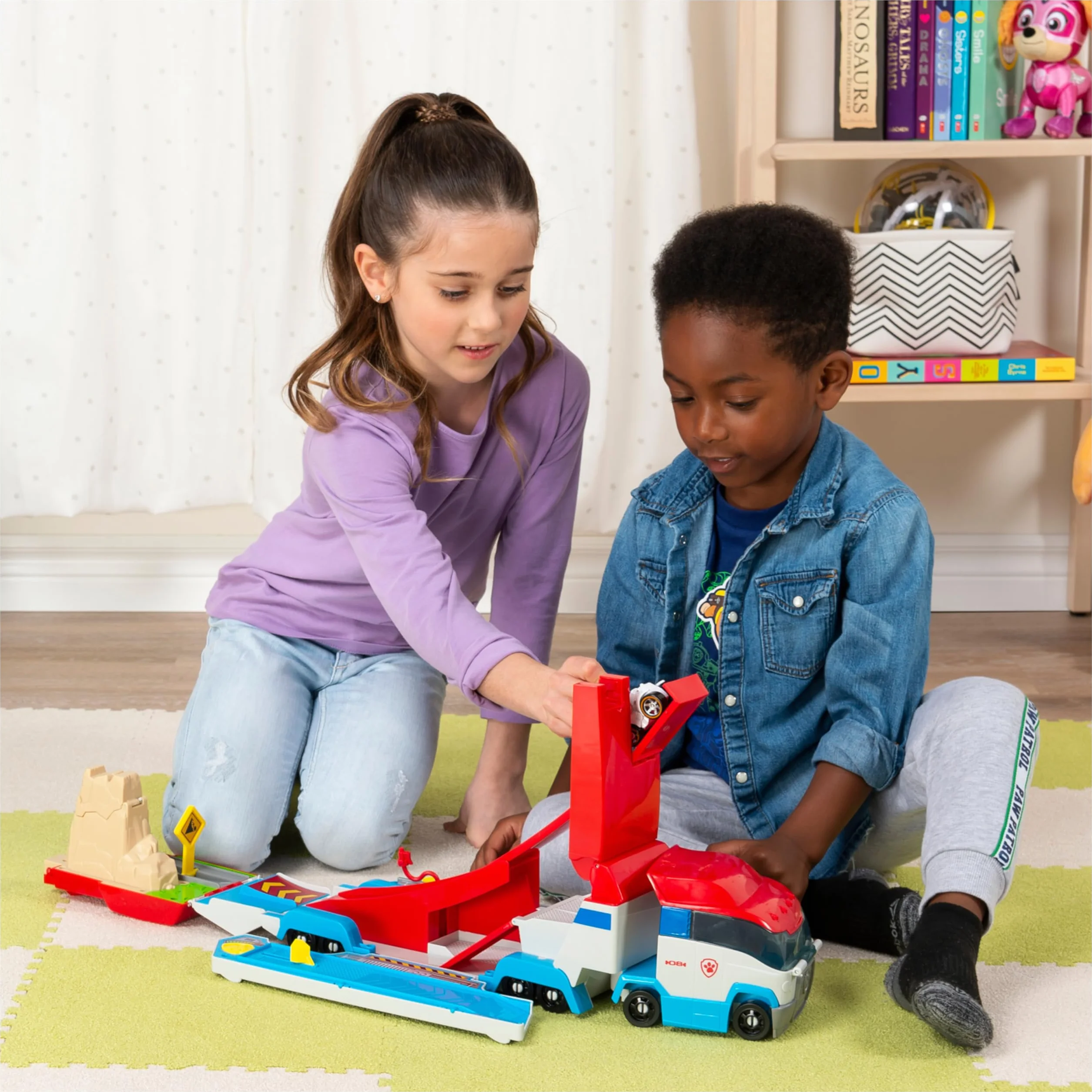 Paw Patrol Patrulla Canina - Autobús Lanzador Transportador con Conjunto de Pistas Transformables 2 en 1 para Coches True Metal Patrulla Canina Juguetes - Juguetes Niños 3 Años +