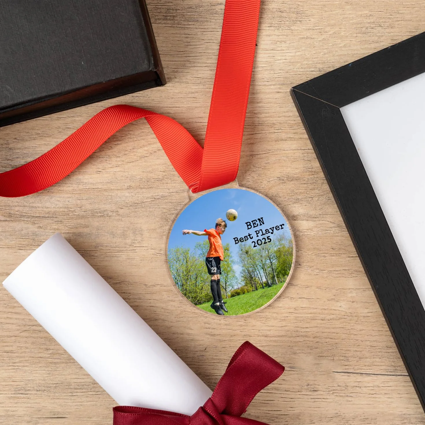 Medallas Personalizadas Wanapix 7 cm Metacrilato Madera con Cinta Roja