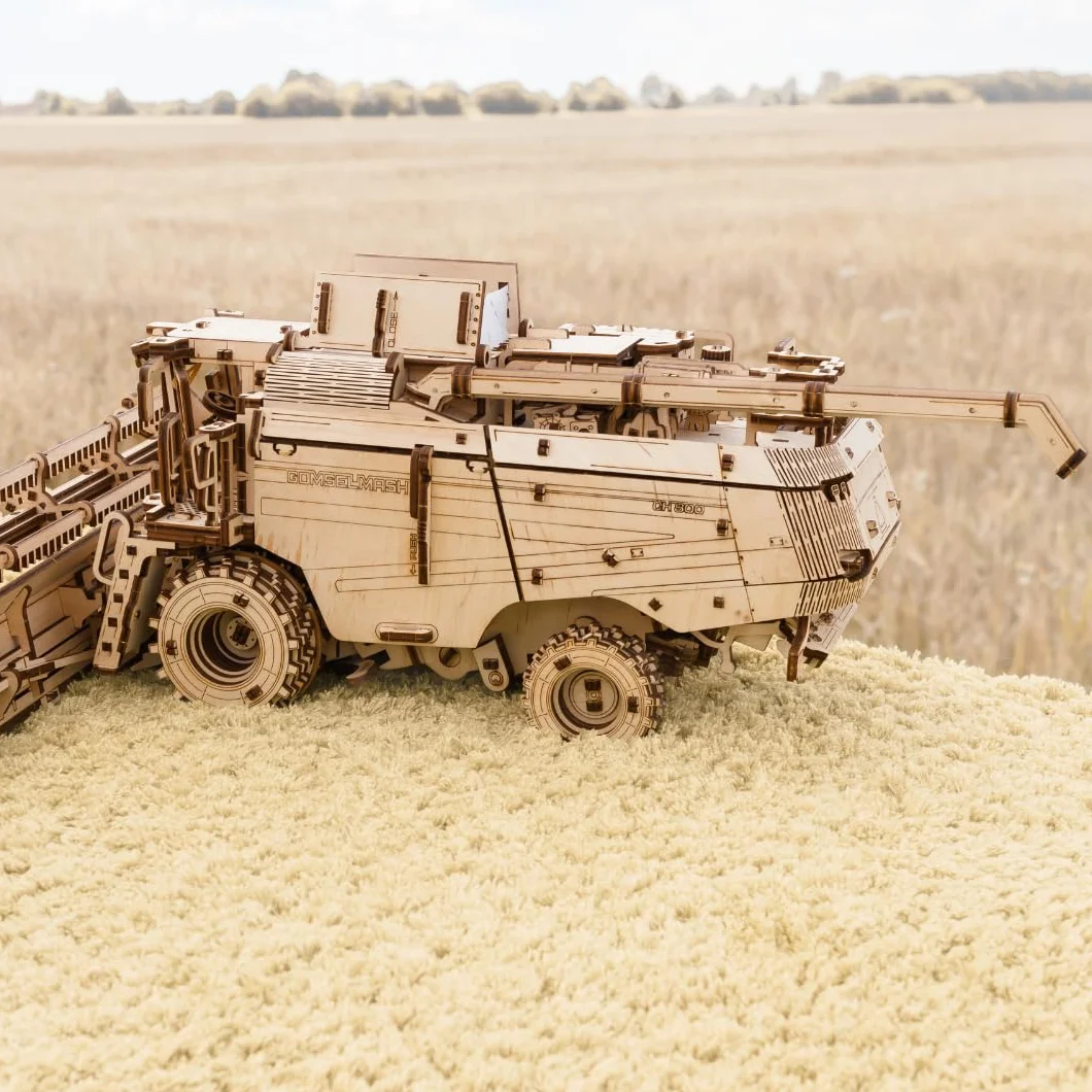 EWA Eco-Wood-Art Ideal para coleccionistas, Amantes de la Agricultura y Solo Aquellos Que aprecian Modelos interesantes, Color Naturaleza (HARVESTING Combine with Grain Header)