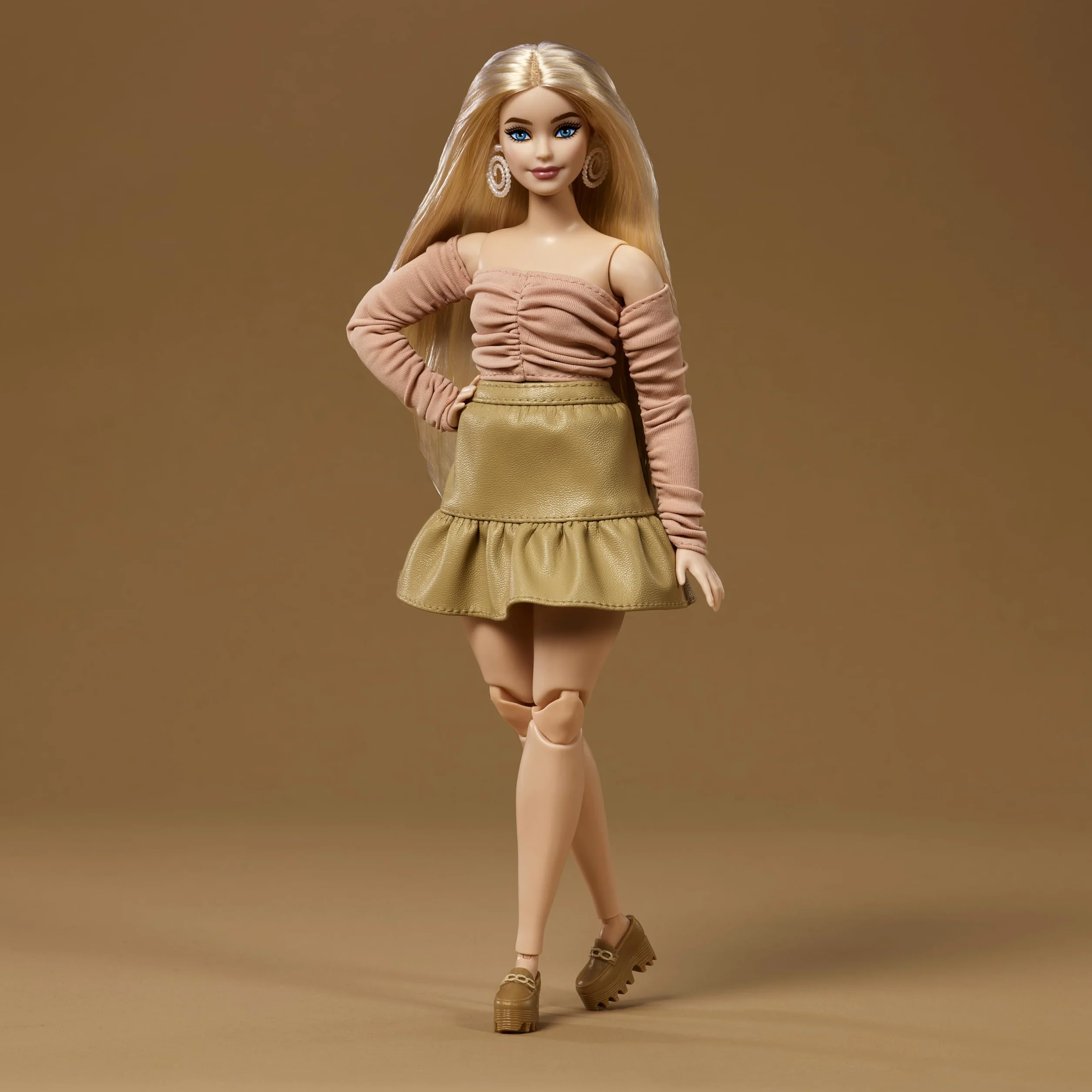 Barbie Basics You Create Kit Neutro 003, Conjunto con muñeca Personalizable, Ropa de Talla Universal, Cuerpo articulado y Cabeza Intercambiable, JJX37