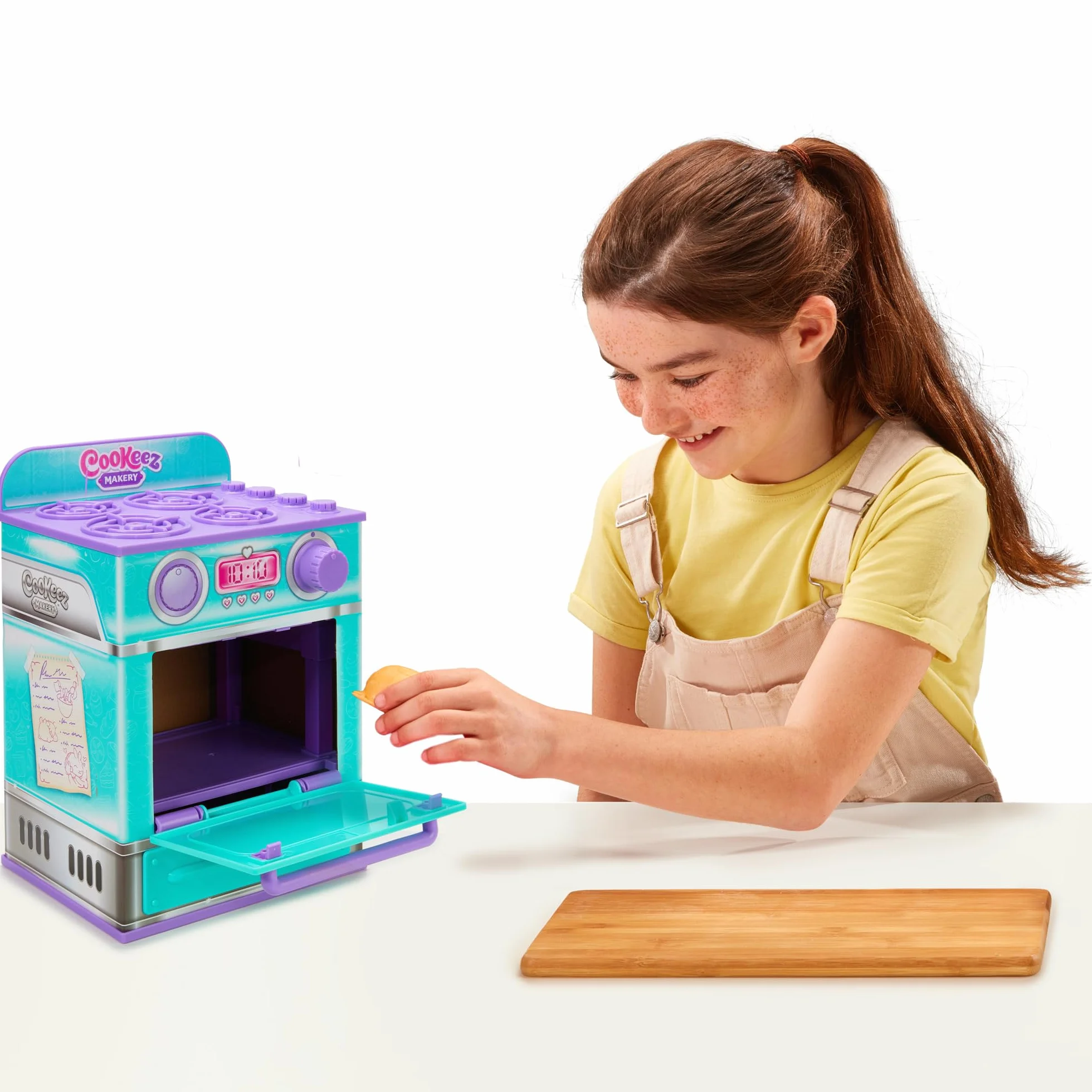 Horno de Cookeez Makery. Horno y Baked Treatz. ¡Mezcla y CREA a tu Mejor Amigo! Mete la Masa en el Horno y se transformará en un Peluche Interactivo, calentito y perfumado. ¿Qué Peluche crearás?