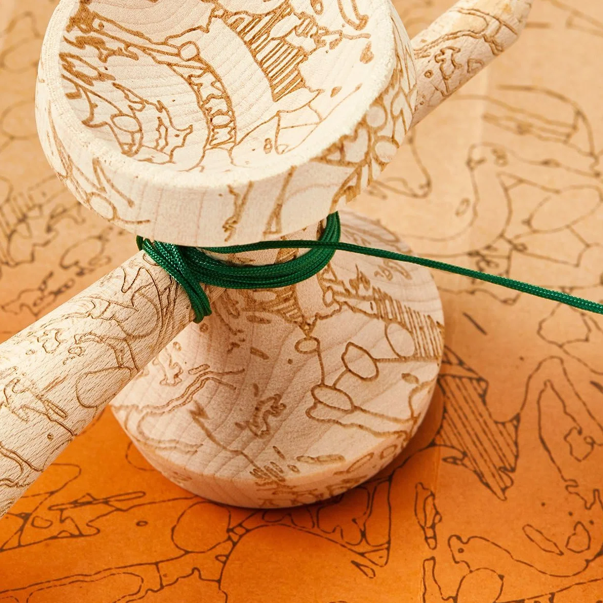KROM Kendama Unity Equilibrium – de Madera de Arce para Principiantes y avanzados – Juego de Habilidad para Exteriores e Interiores – Juguete de Madera con Cuerda y Pelota – Kendama Skilltoy – Juego