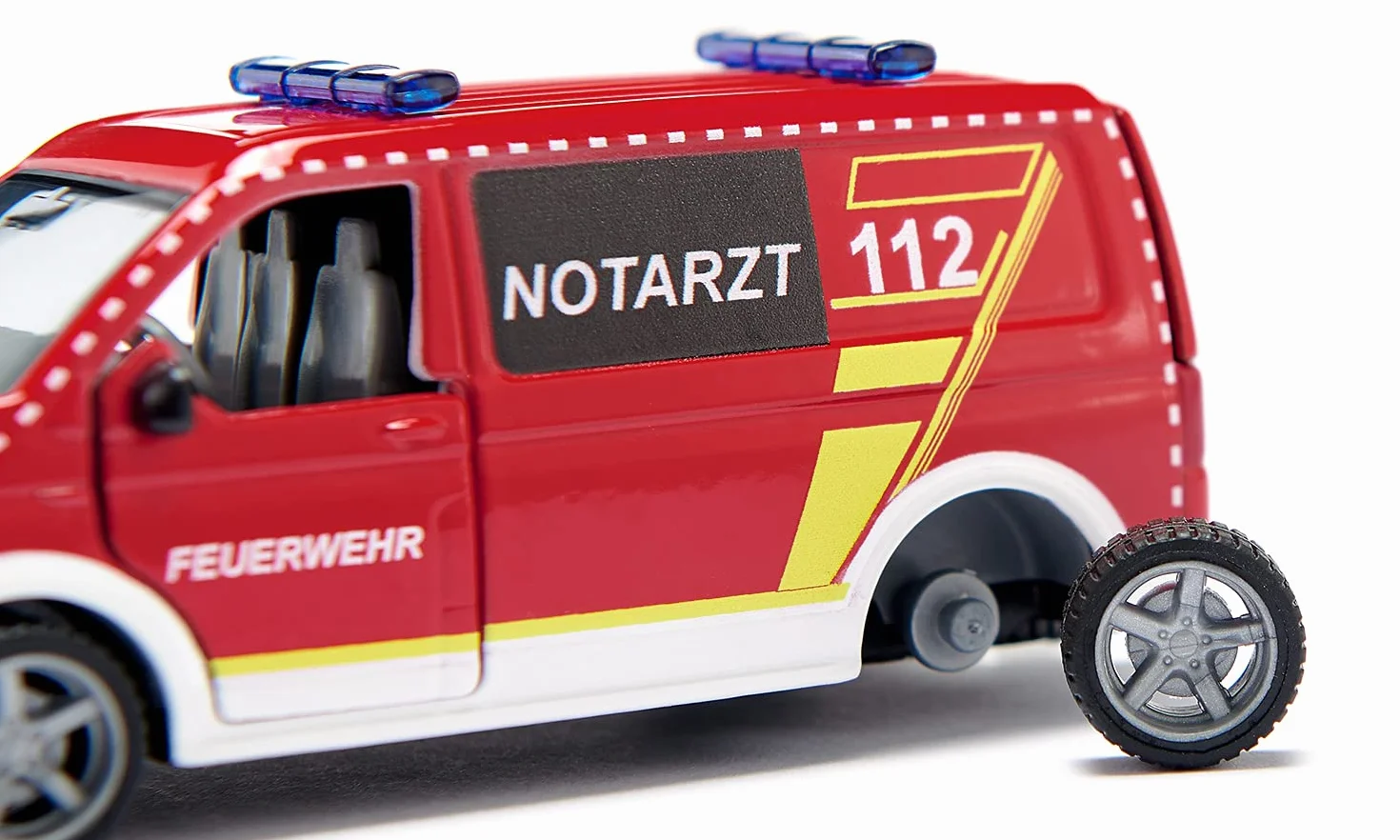 Siku 2116, VW T6 Ambulancia de Emergencia, Metal/plástico, 1:50, Rojo/Blanco, Ruedas Intercambiables, Puerta del Conductor y del acompañante y portón de atrás abribles, Incl. Accesorios