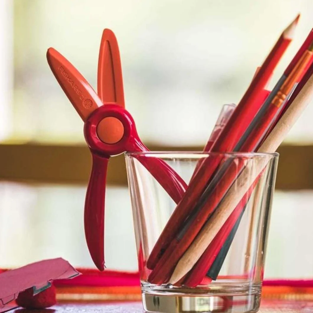Fiskars Tijeras para niños, A partir de 2 años, Para aprender a cortar, Longitud: 13 cm, Hojas y mangos de plástico, Rojo, Starter, 1064065