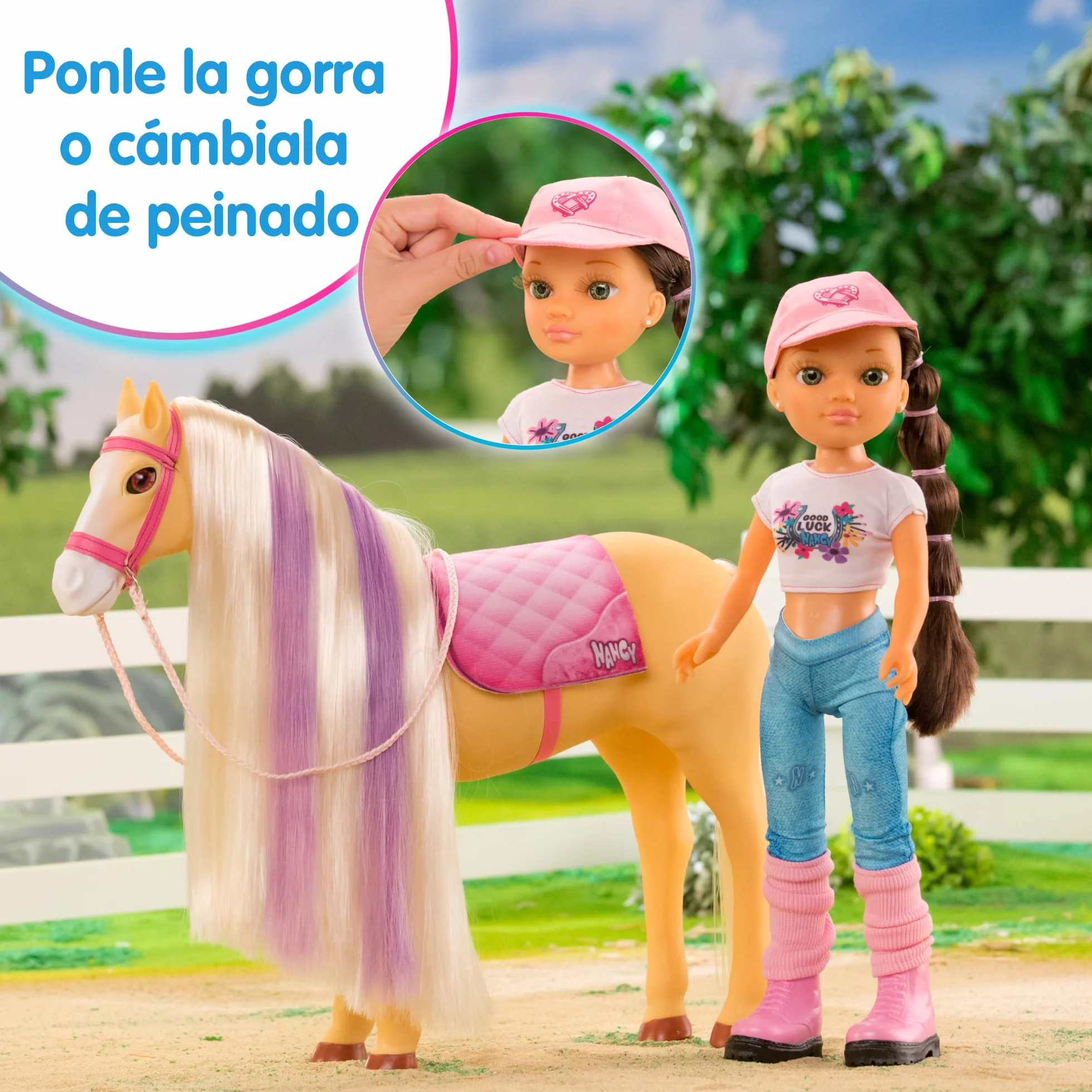 Nancy - Un día con su Caballo, muñeca Fashion articulada y Caballo, Accesorios de Cuidado, Cepillo-Esponja Que Cambia el Color del Pelo de la Crin, niños y niñas a Partir de 3 años, Famosa (NAC49000)