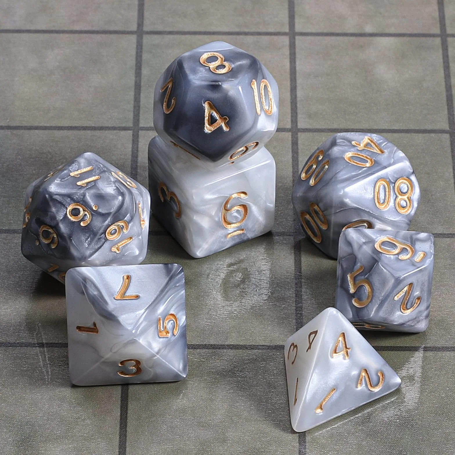 QMAY DND - Juego de dados poliédricos de 7 piezas para Dungeon and Dragons MTG RPG D&D D20, D12, D10, D%, D8, D6, D4 (gris mezclado blanco)