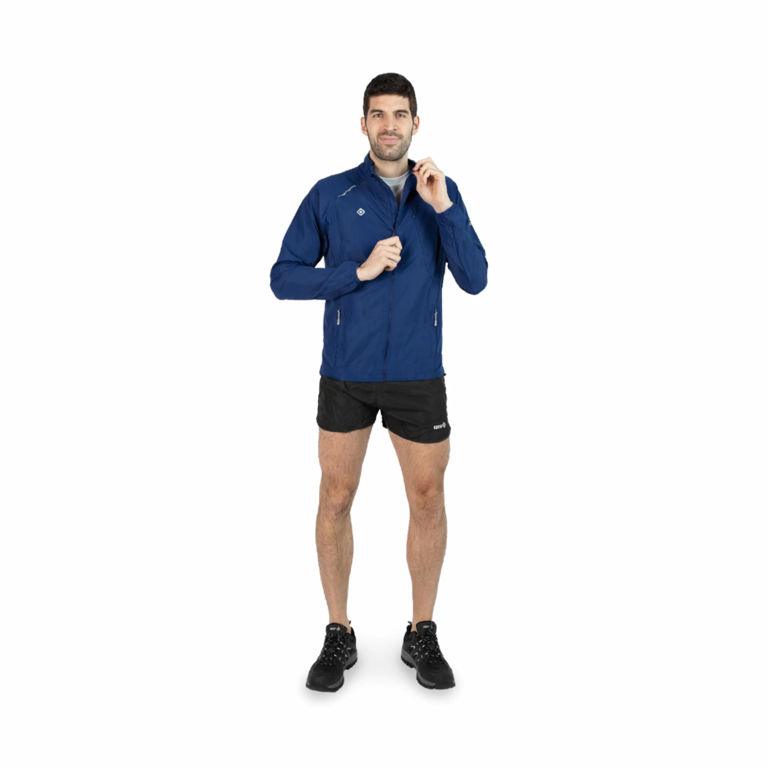 Izas Brezel Chaqueta Ligera Hombre Running Trekking AWPS DRY Coolspeed Corte Ajustado Mangas Anatómicas Ventilación Reflectantes