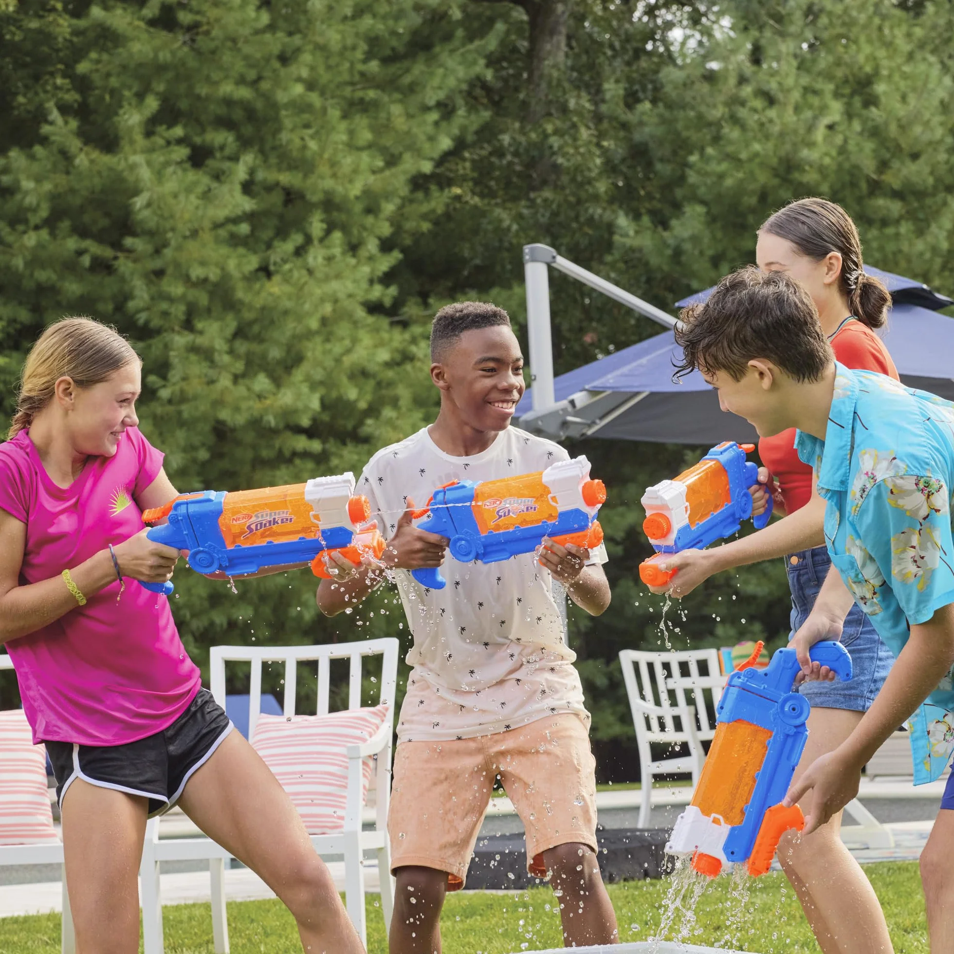 Hasbro Nerf Super Soaker Flip Fill, Lanzador de Agua para Niños y Niñas a Partir de 6 Años, 4 Estilos de Rociado, Llenado Rápido, Tanque de 0,8 L, Juegos de Exterior