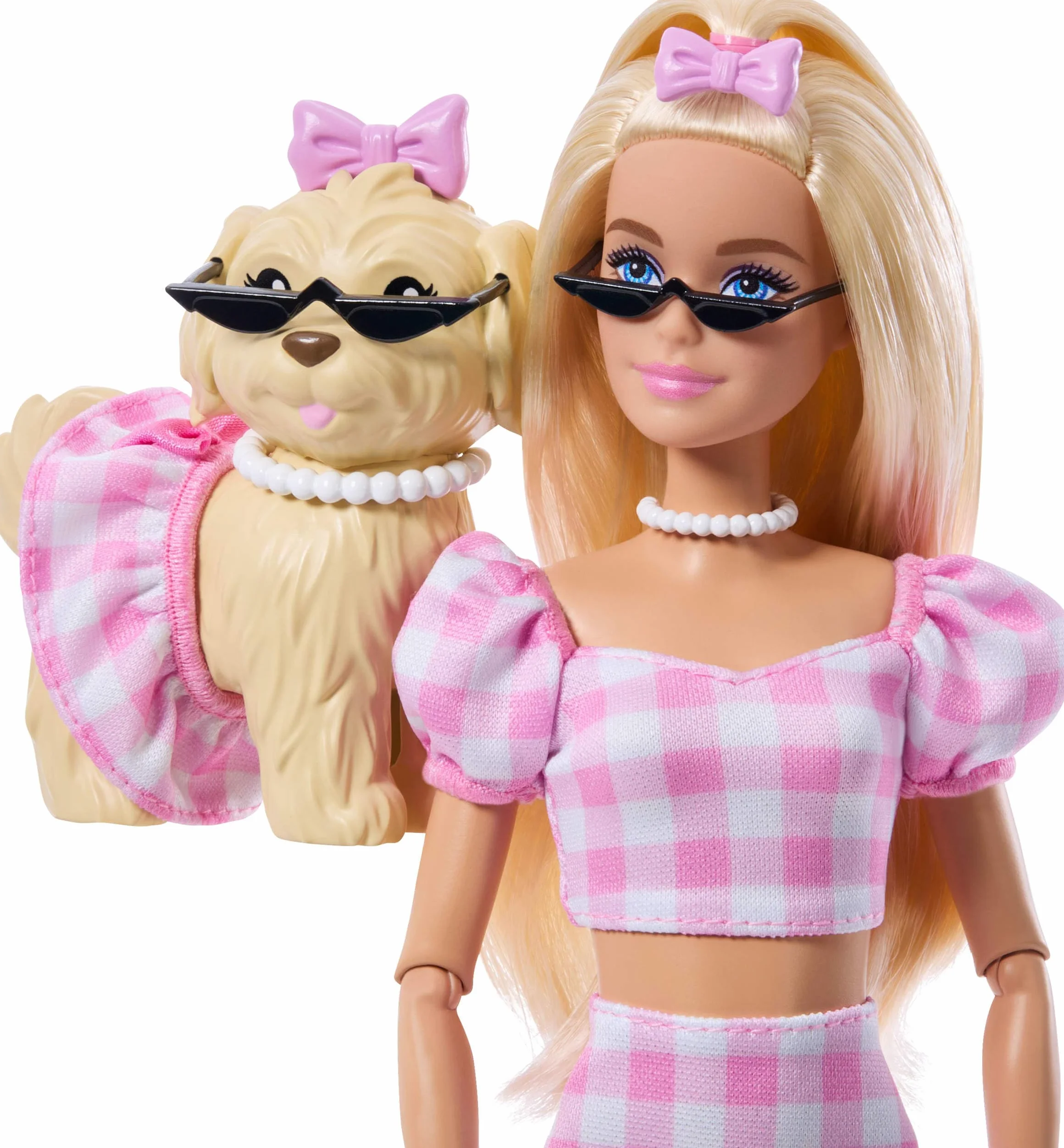 Barbie Twinning Looks Muñeca con perro mascota con ropa de vichy rosa a juego y accesorios como gafas de sol, collares y lazos, rubia, JFP36