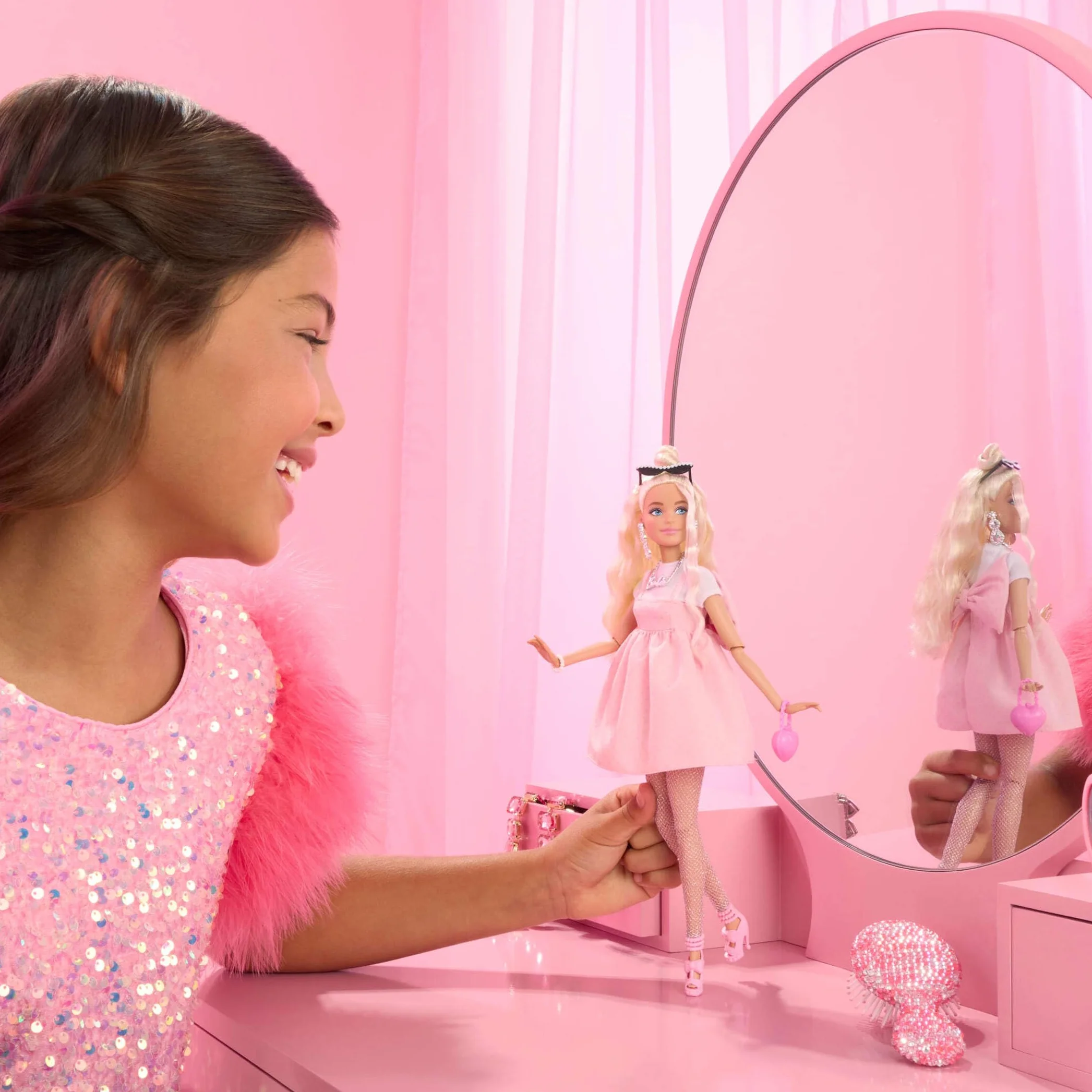 Barbie Deluxe Style Muñeca n. 3 con conjunto de moda Barbiecore, pelo rubio con moño alto, vestido rosa pastel con lazo grande y accesorios como medias de redecilla, HYV27