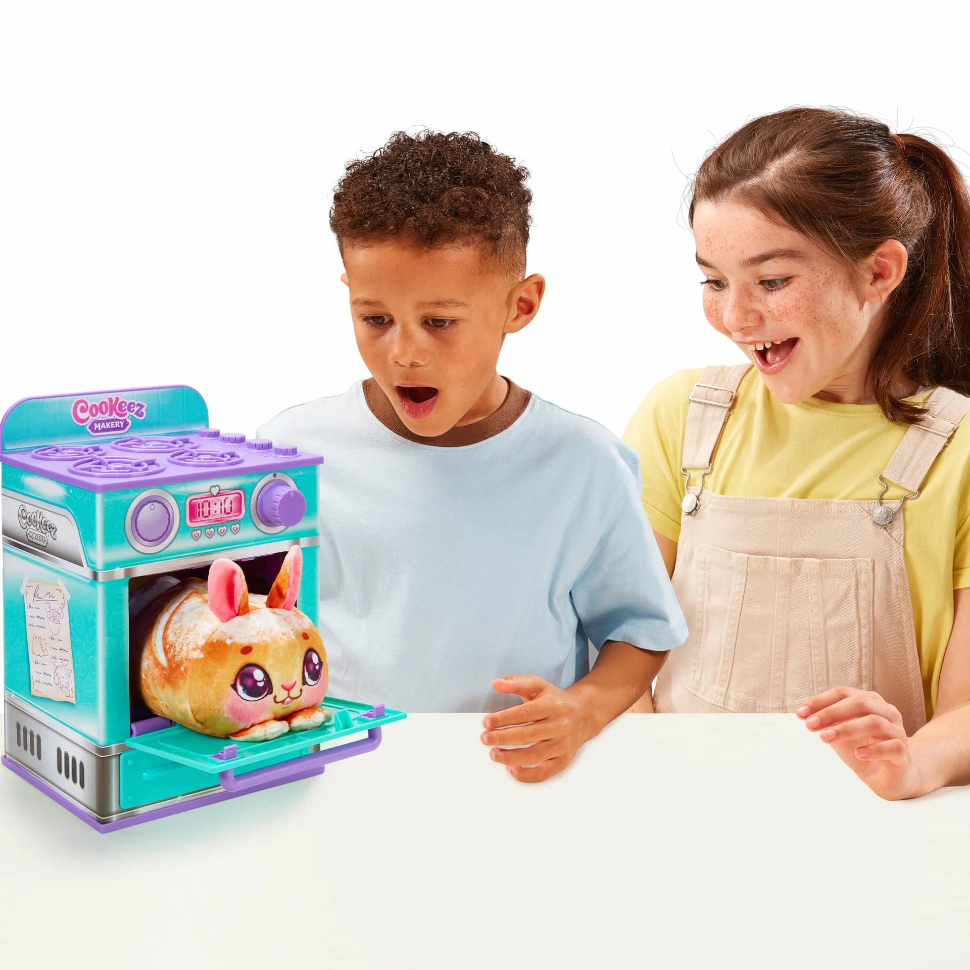 Horno de Cookeez Makery. Horno y Baked Treatz. ¡Mezcla y CREA a tu Mejor Amigo! Mete la Masa en el Horno y se transformará en un Peluche Interactivo, calentito y perfumado. ¿Qué Peluche crearás?