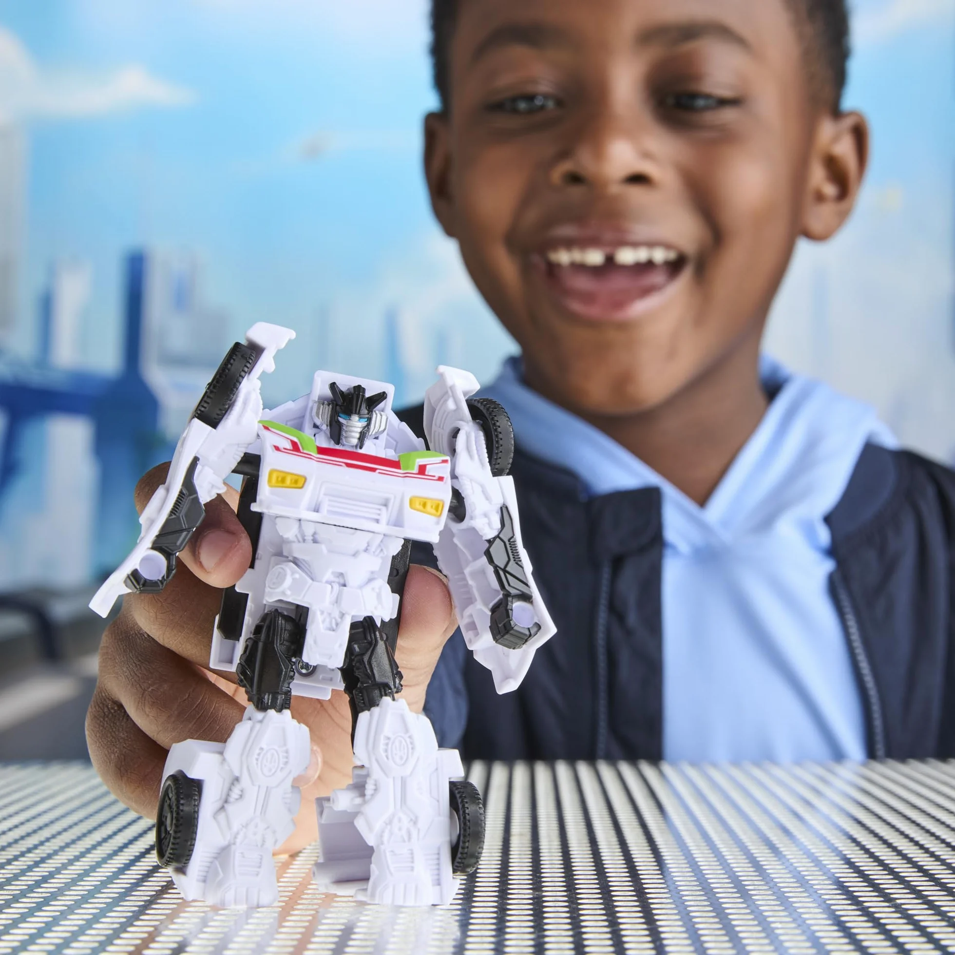 Transformers Hasbro Cyberworld, Wheeljack, Figura de Acción 2 en 1, Coche de Juguete para Niños y Niñas de 6 Años o Más, Color Blanco y Rojo, Diversión y Acción, Coleccionable, Idea Regalo