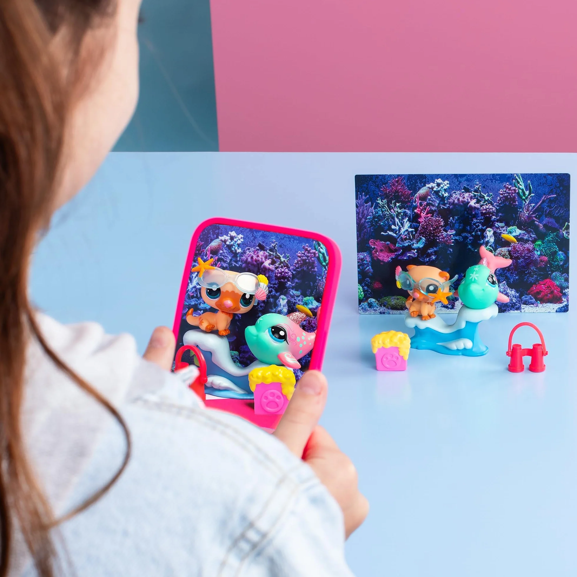 BANDAI Littlest Pet Shop Pack PETFLUENCERS DIVERSIÓN Selfie BF00563 Incluye 2 Mascotas, 4 Accesorios, 1 Fondo, 1 Tarjeta de coleccionista, 1 código Virtual, Generación 7, Mascotas #46 y #47, 4 años+