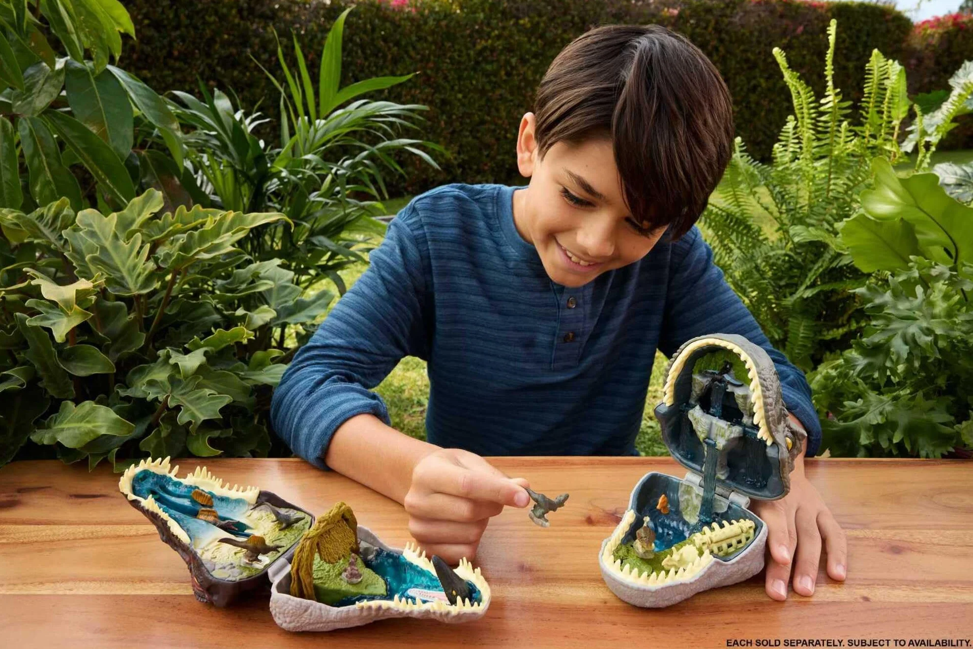 Mattel Jurassic World: El Renacer, Conjunto de juego Mini, la cabeza del Spinosaurio se abre, 4 funciones interactivas, 3 Micro figuras, Dinosaurio de juguete, JGB98