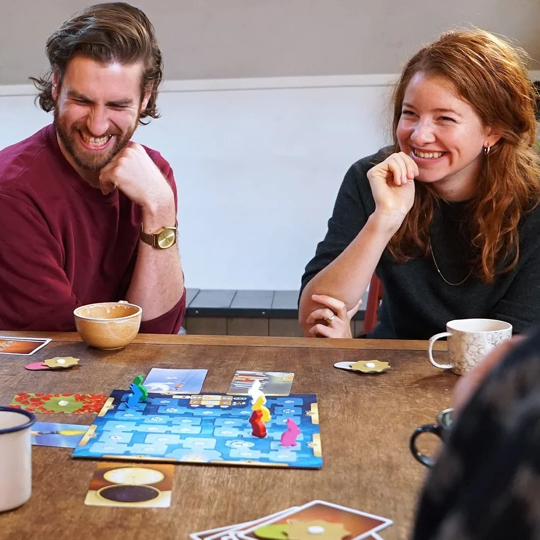 Asmodee Dixit, Una Imagen Vale más Que mil Palabras, Juego de Imaginación y Creatividad Ganador de Varios Premios, A Partir de 8 Años, De 3 a 8 Jugadores, 30 Minutos por Partida, Español
