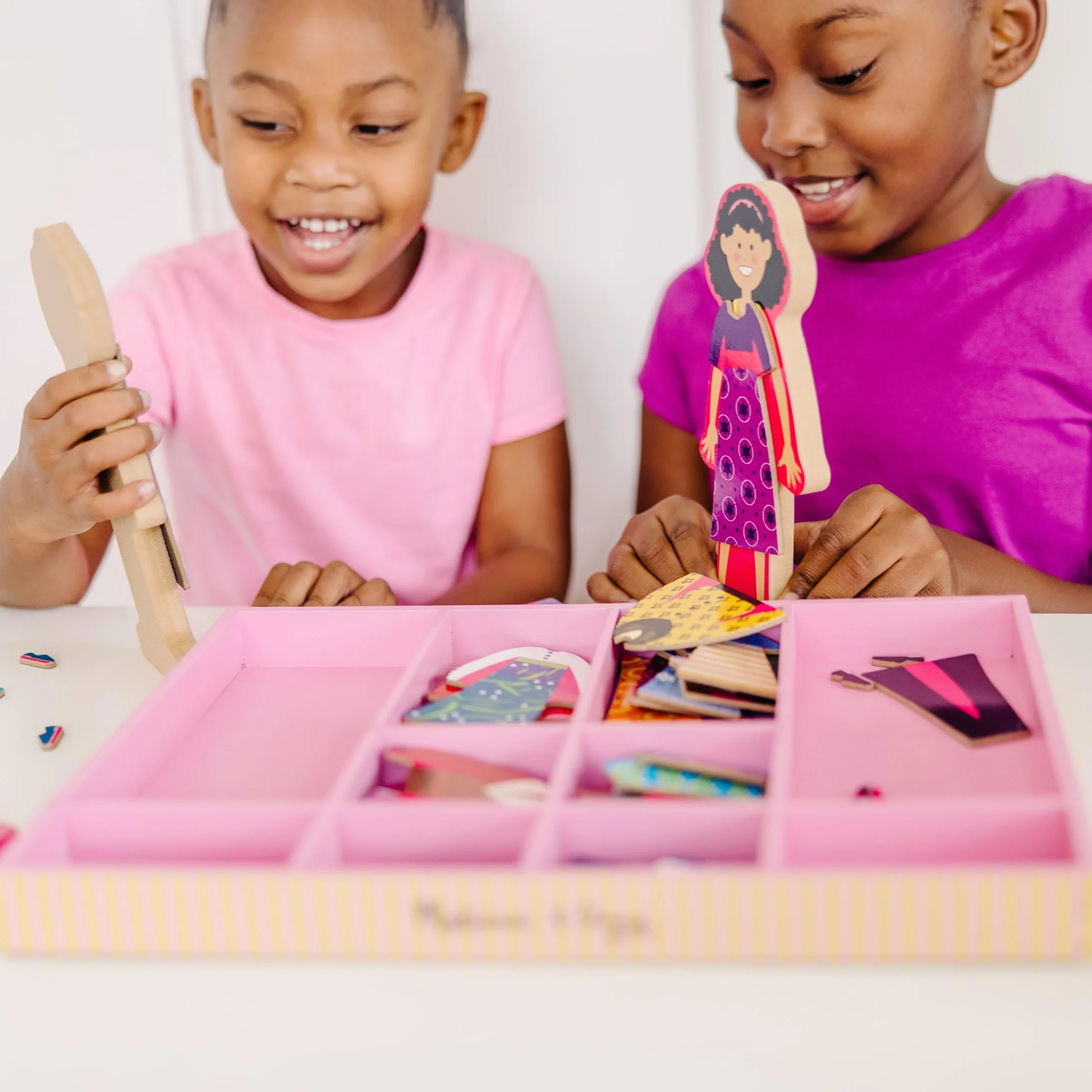 Melissa & Doug - Juego Magnético de Madera Viste a Abby y Emma, 56 Piezas de Ropa y Complementos + 2 Muñecas - 6075162 - Juguetes Niñas 3 años + Regalo Niña 3 años + - Juego Educativo
