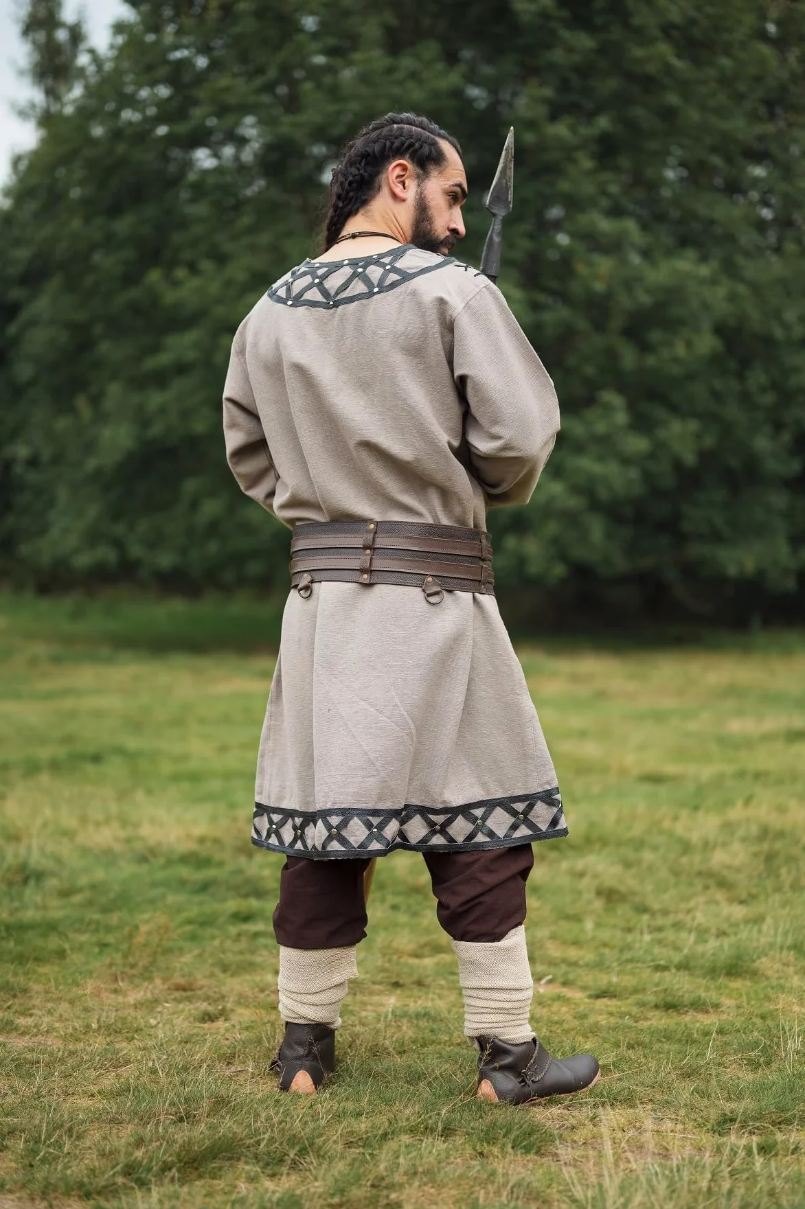 Leonardo Carbone Túnica vikinga Erik – Ropa medieval para hombre, camisas casuales de manga corta, disfraz de carnaval, túnica vikinga, ropa LARP – 100% algodón con aplicaciones de piel