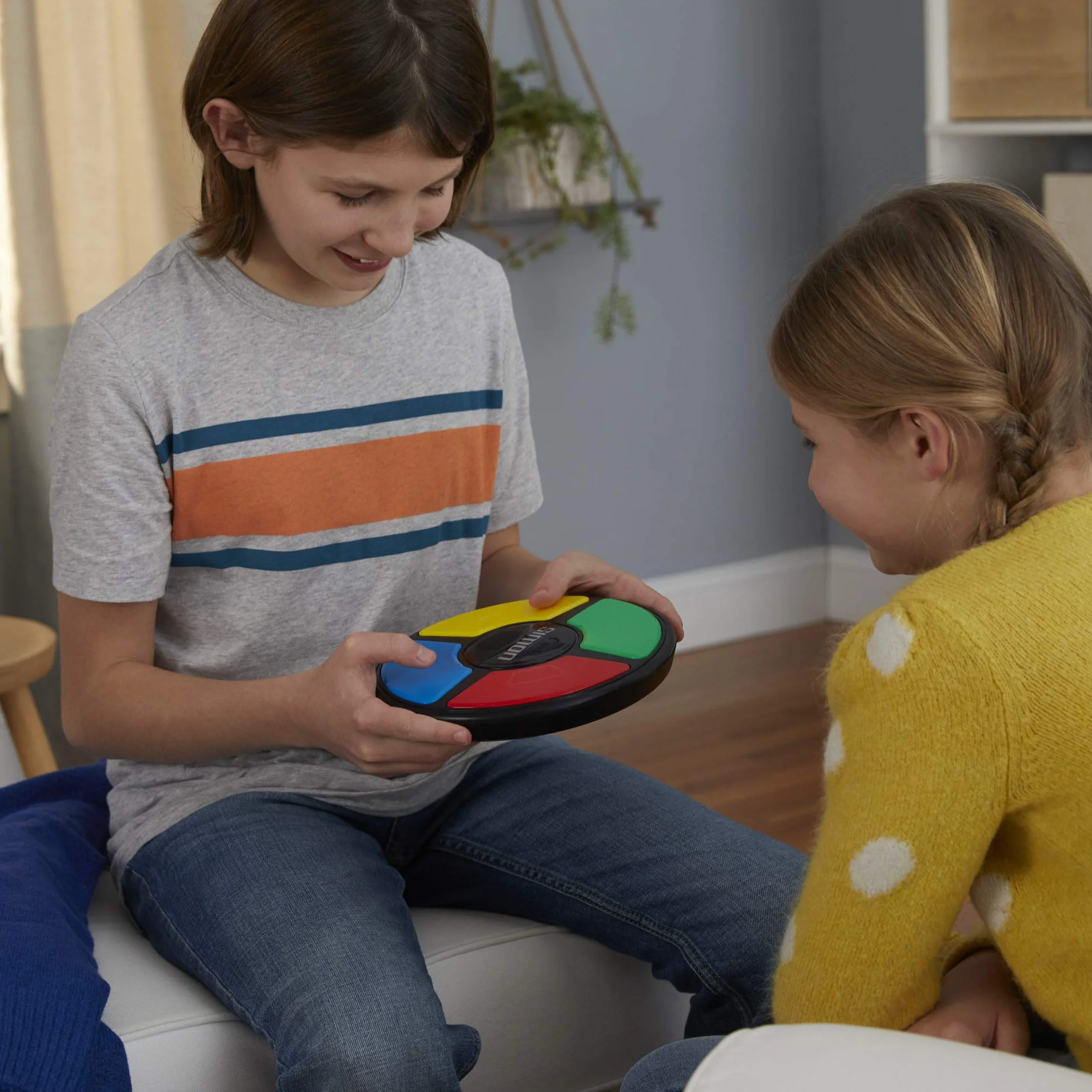 Hasbro Gaming Simon, Juguete Electrónico de Memoria, Habilidad y Estrategia, Juegos para Niños y Niñas de 8 Años, Multijugador, Luces y Sonidos