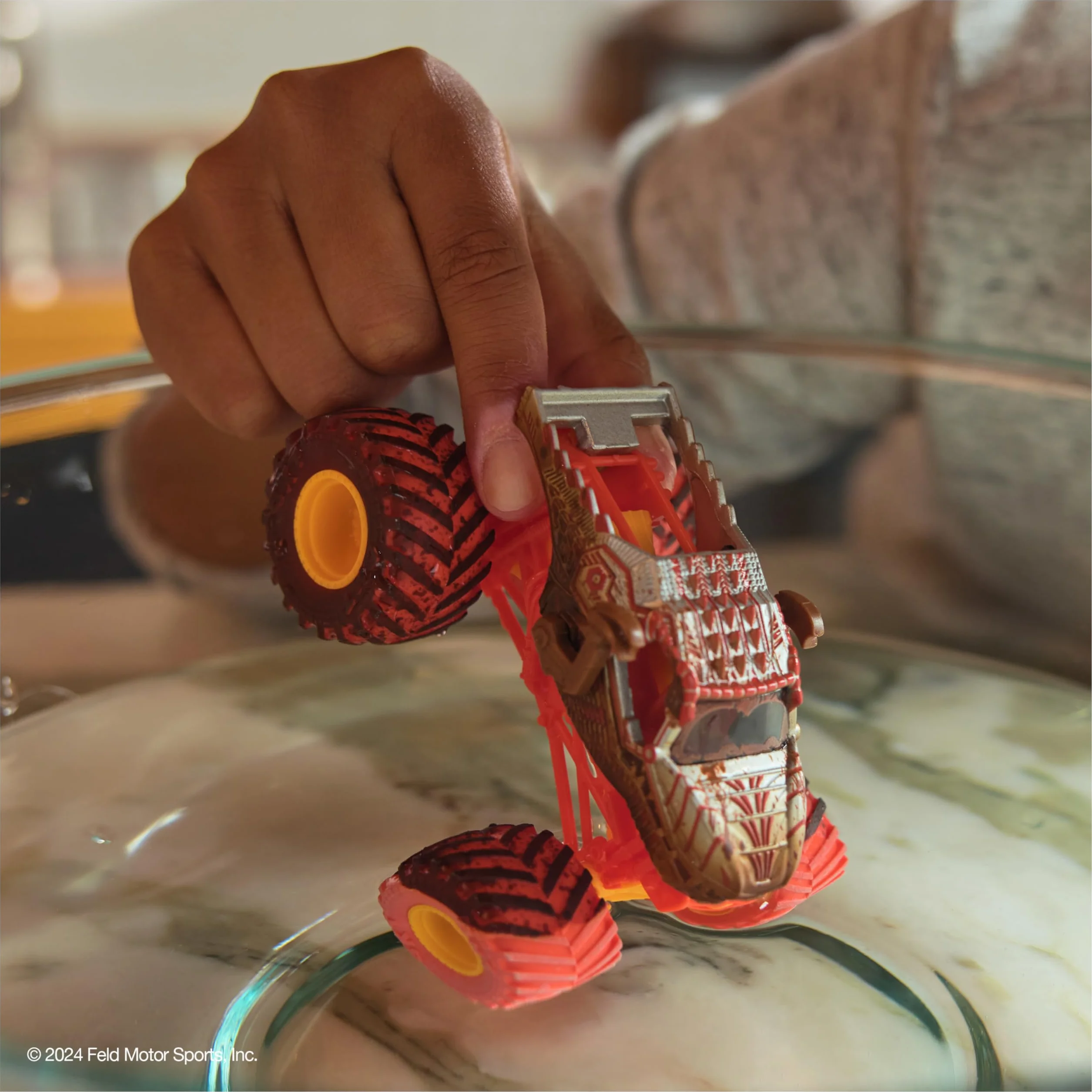 Monster Jam - Coche Monster Truck MUD Blasters DE Metal Escala 1:64, Cambia DE Color - Modelo Aleatorio - Camiones de Juguetes para Niños - Juguetes Niños 3 años +