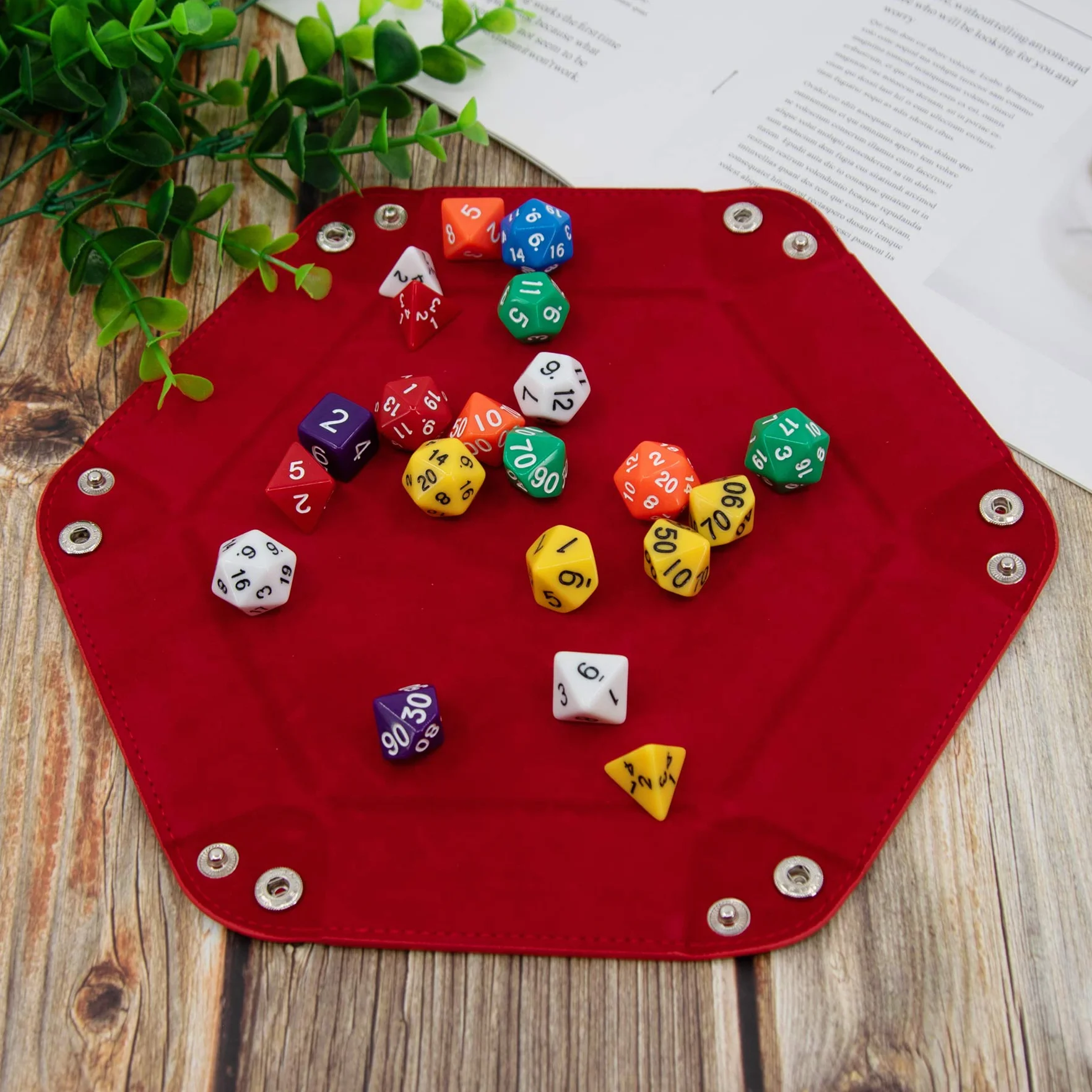 SIQUK 4 Piezas Bandeja Dados Cuero PU y Terciopelo Tablero Dados Plegable para DND RPG Juegos de Mesa (Gris, Camello, Rojo, Negro)