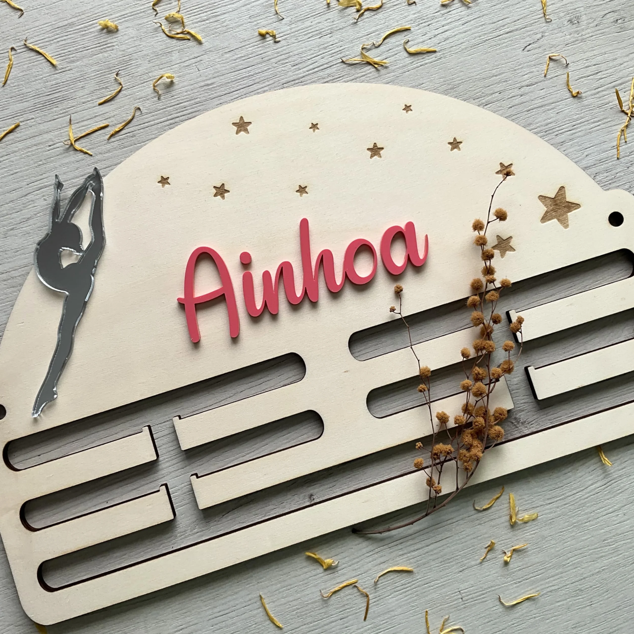 Medallero Gimnasia de Madera Personalizado con Nombre Acrílico Color a Elegir