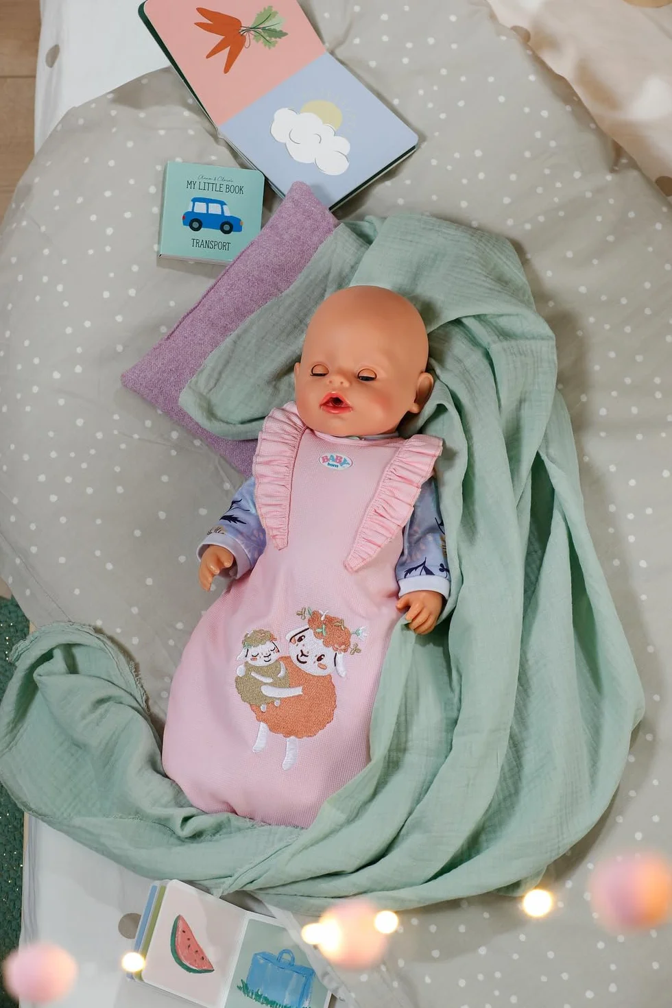 Baby Born Saco de dormir – Saco rosa para muñecas con volantes & cierre de velcro – Accesorio para muñecas – Adecuado para muñecas de 36 cm & 43 cm